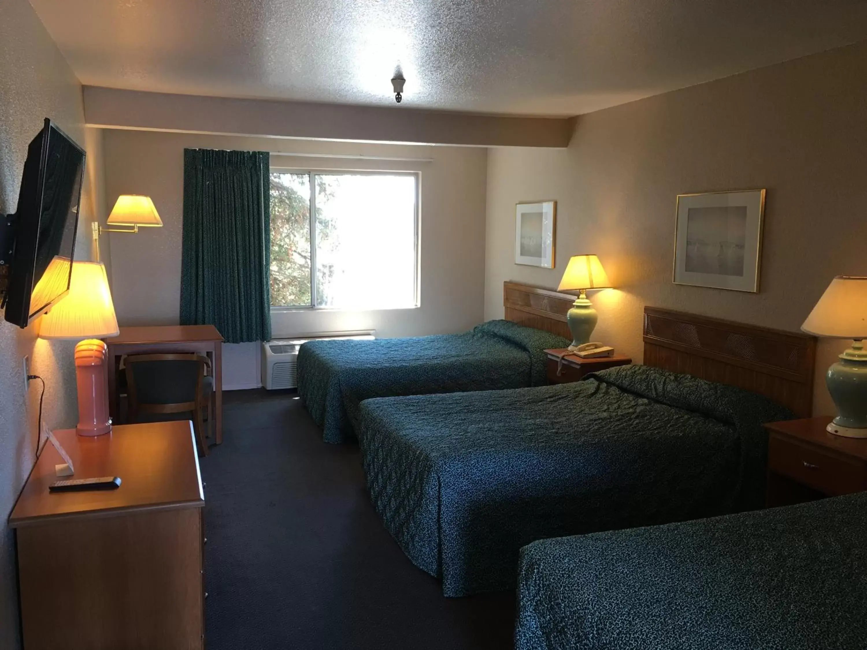 Bed in Applegate Inn Bed in Applegate Inn