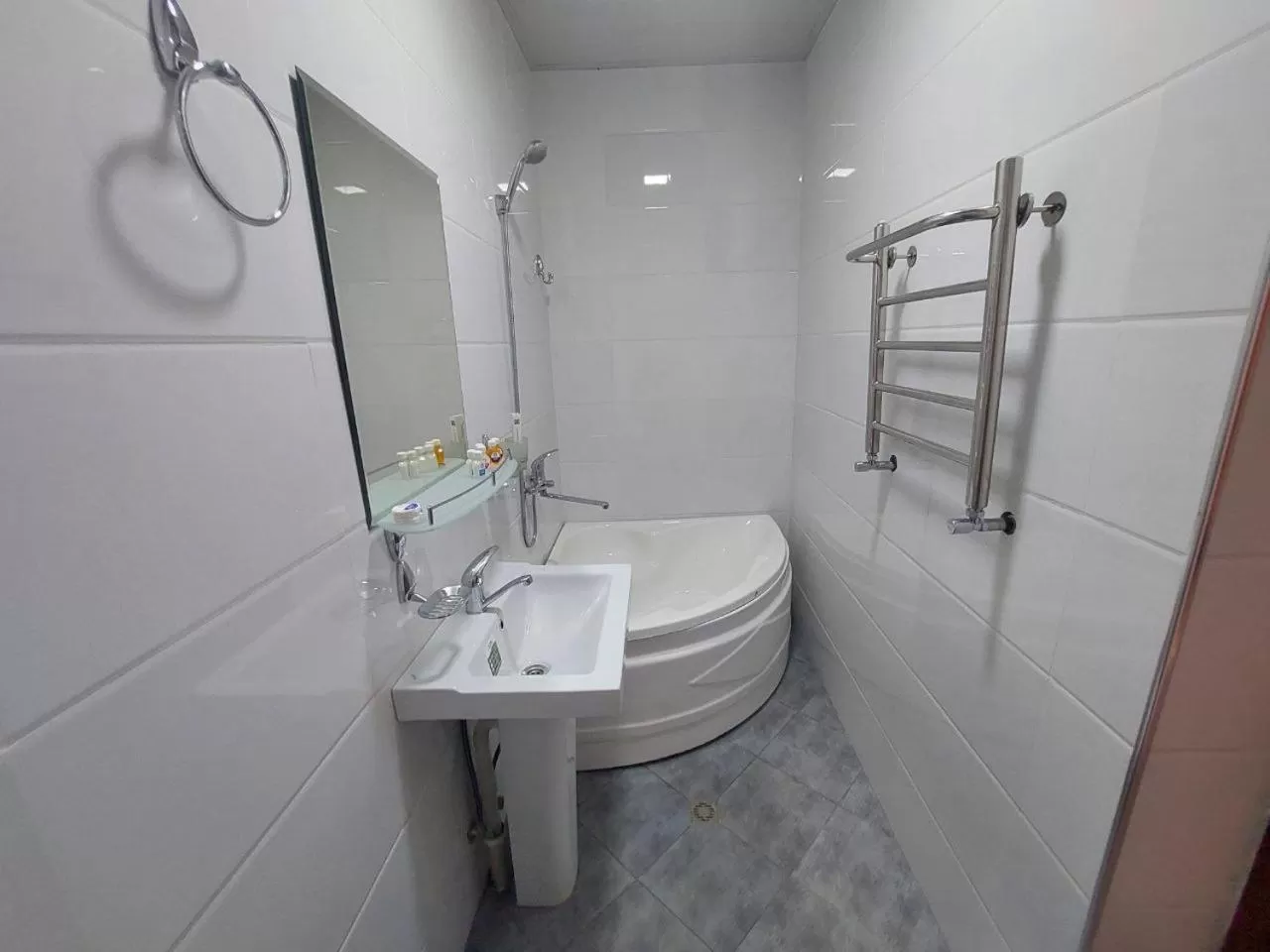 Bathroom in Samarabonu Hotel