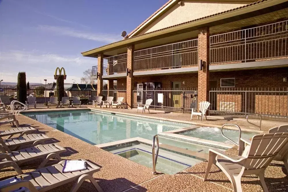 Property building, Swimming Pool in Claridge Inn - St. George