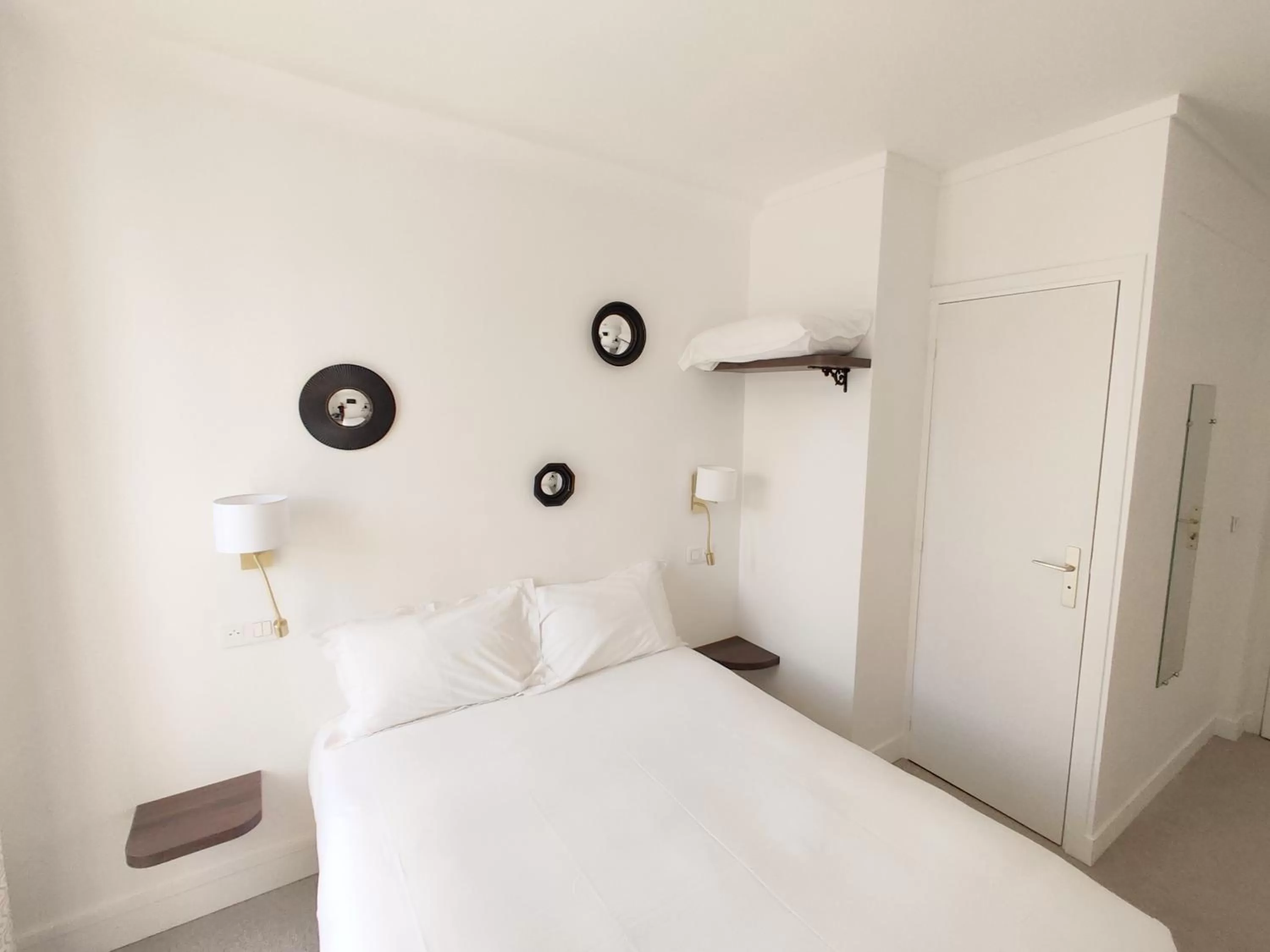 Photo of the whole room, Bed in Au Pacific Hotel