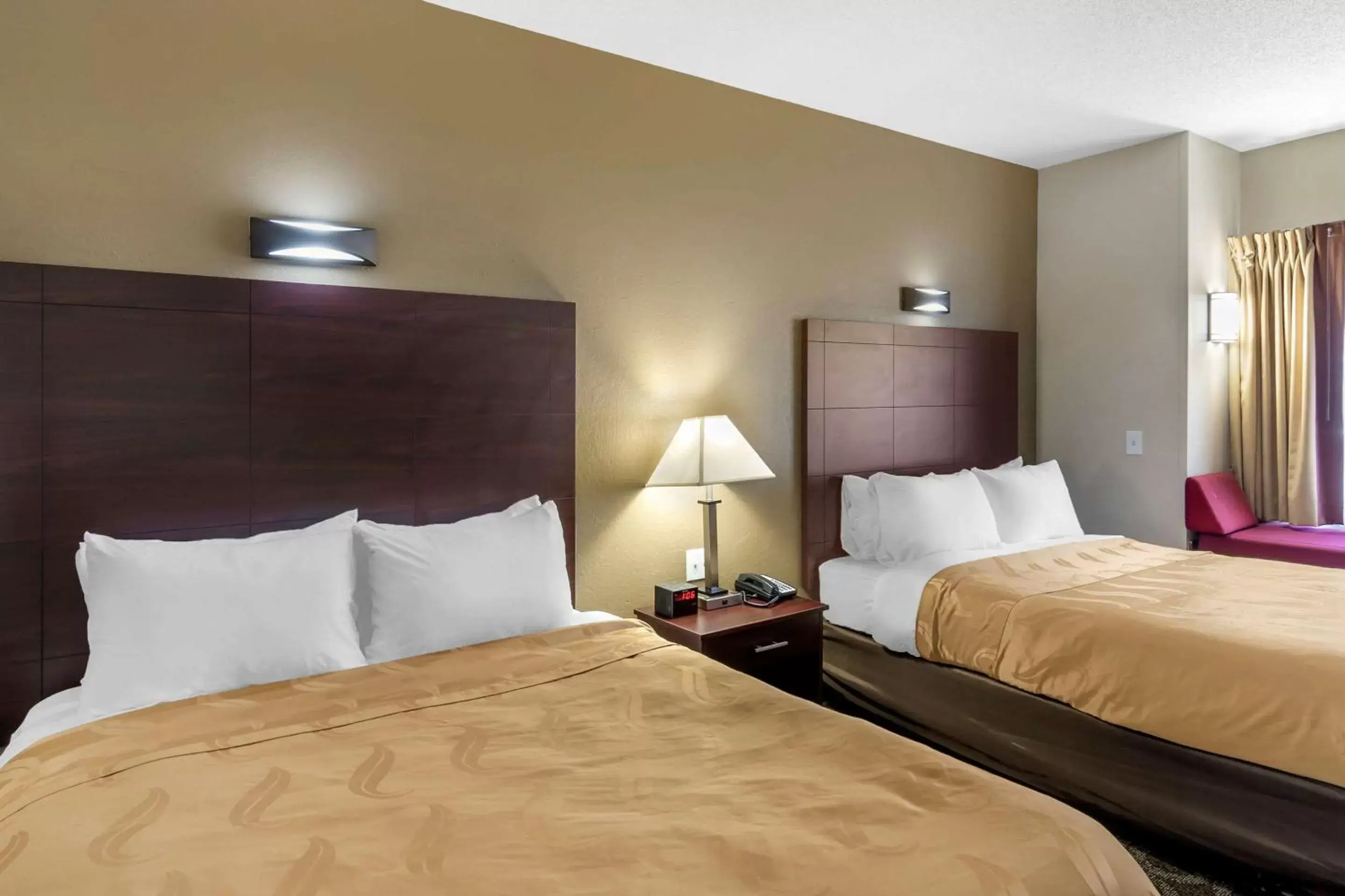 Photo of the whole room, Bed in Quality Inn Overland Park Kansas City