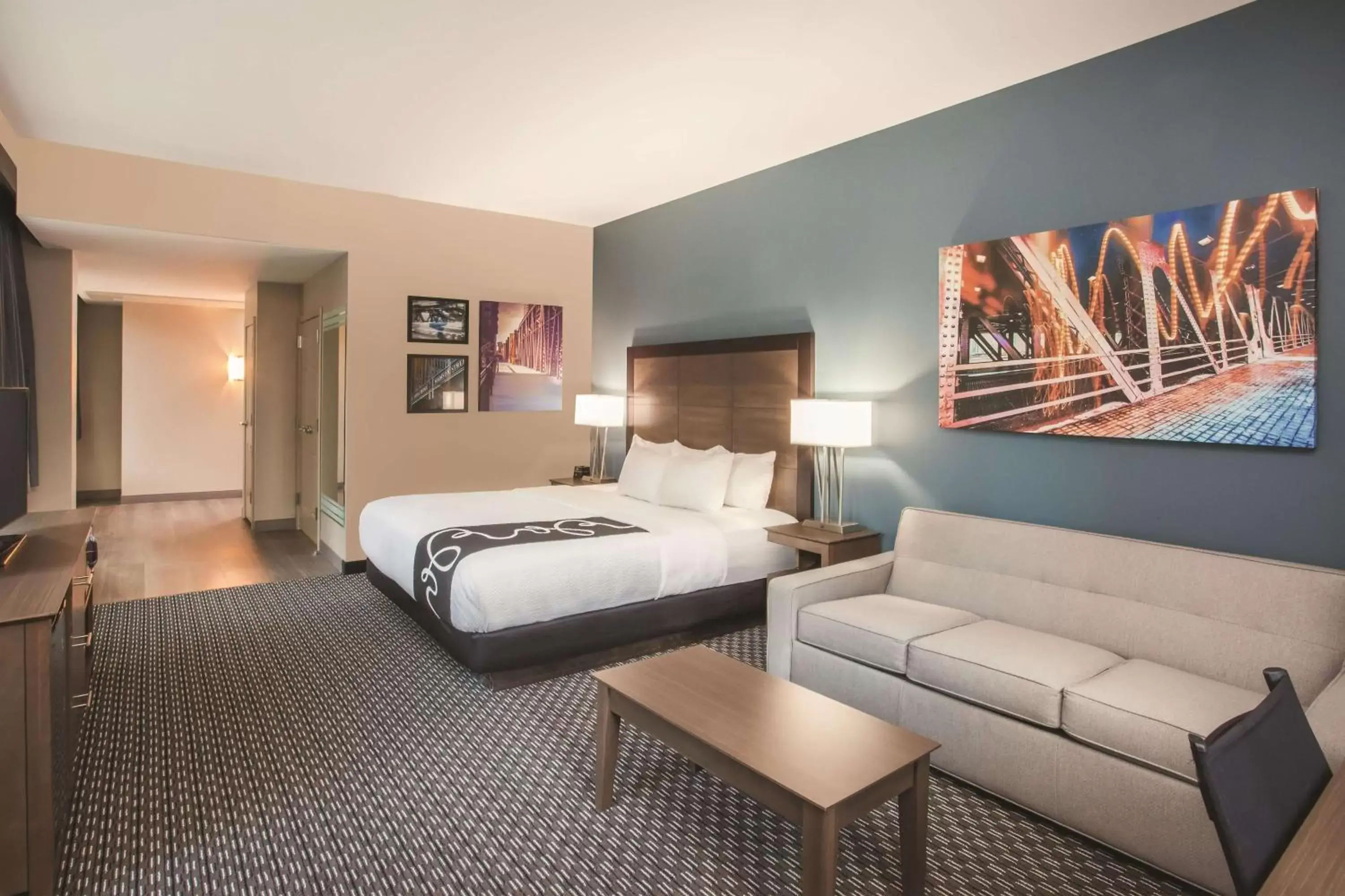 Executive King Room with Sofa Bed in La Quinta by Wyndham Chicago Downtown Executive King Room with Sofa Bed in La Quinta by Wyndham Chicago Downtown