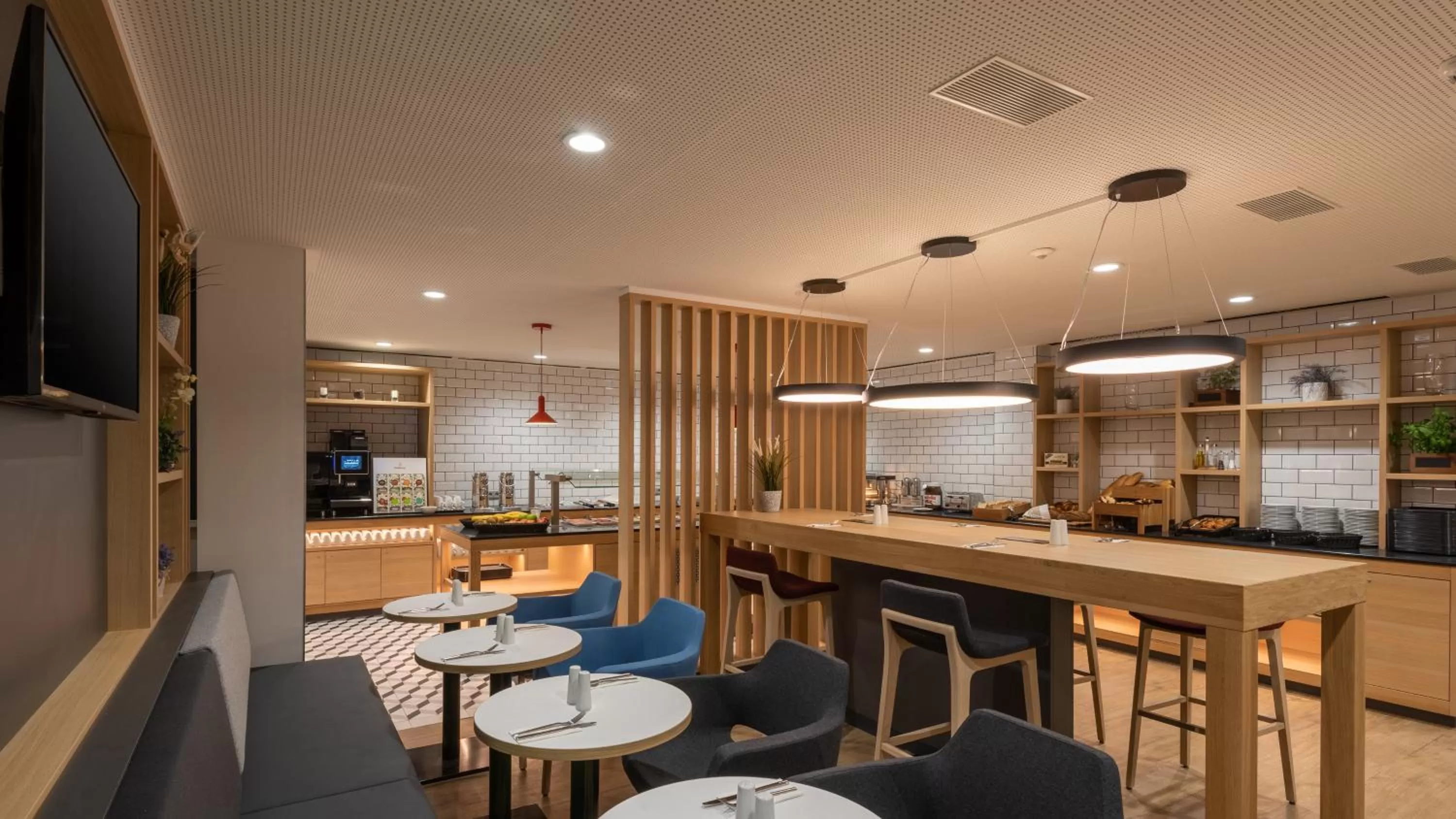 Breakfast in Holiday Inn Express - Hamburg South A7-AS42 by IHG