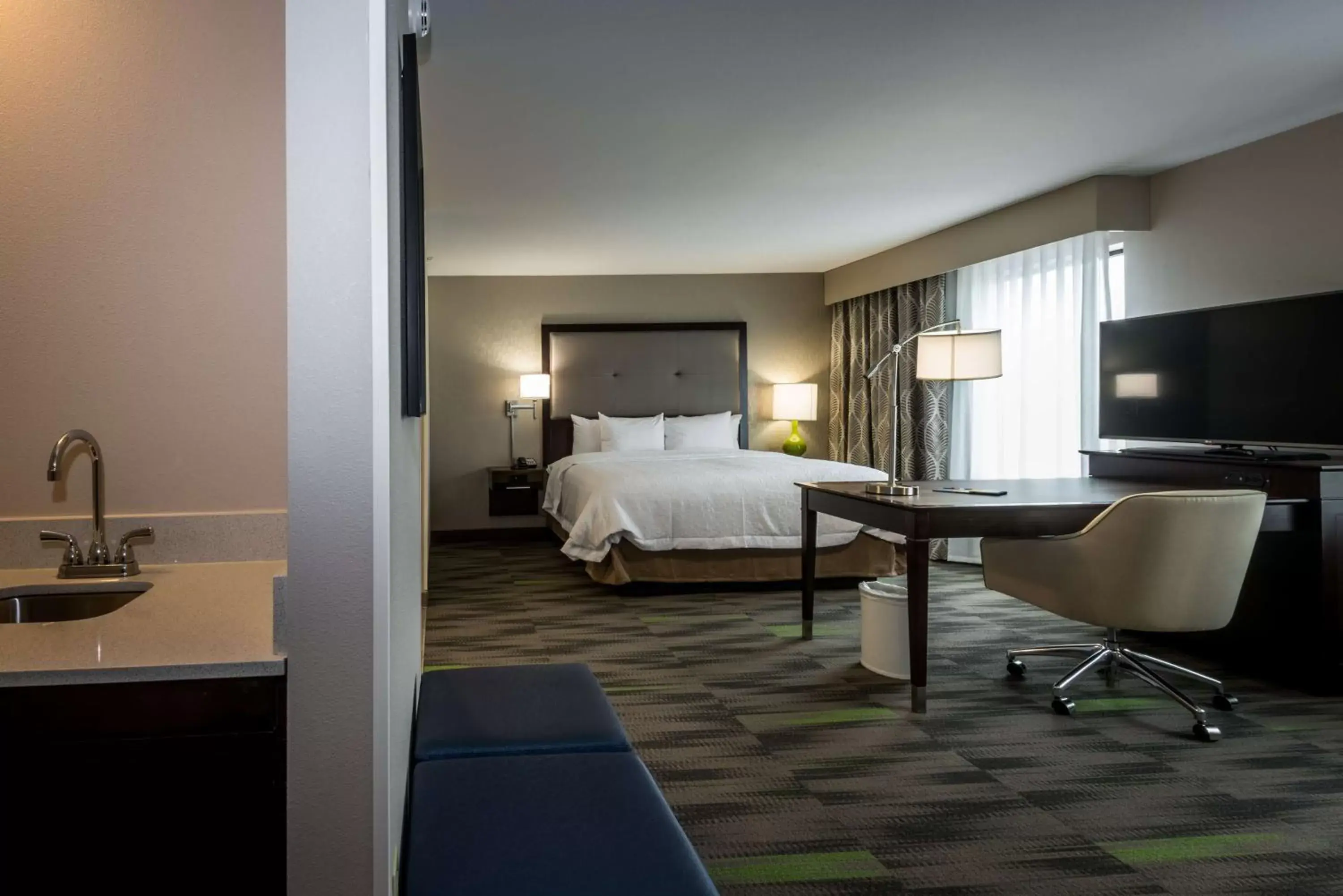 Bed in Hampton Inn & Suites By Hilton Hammond, In