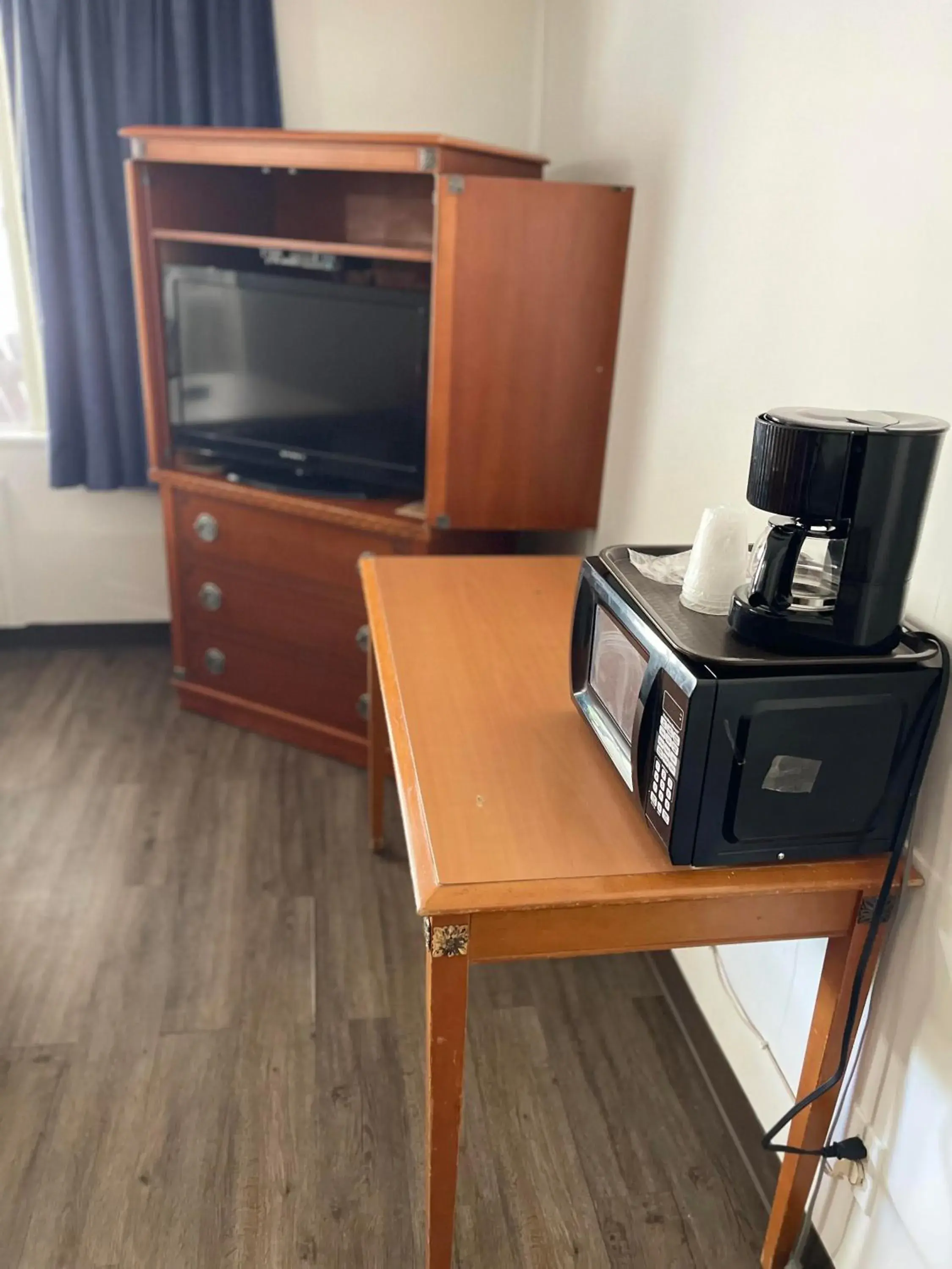 Coffee/tea facilities, TV/Entertainment Center in Safari Motel