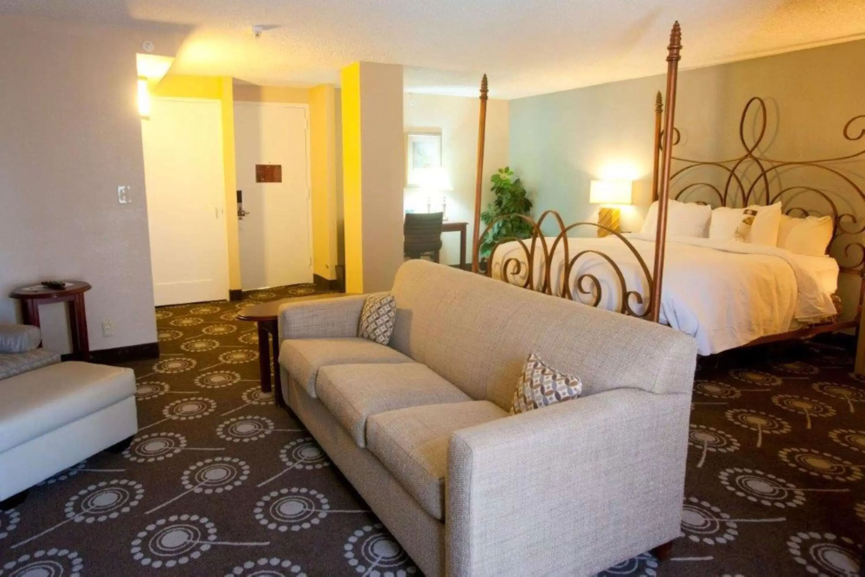 Living room, Seating Area in DoubleTree by Hilton Midland Plaza