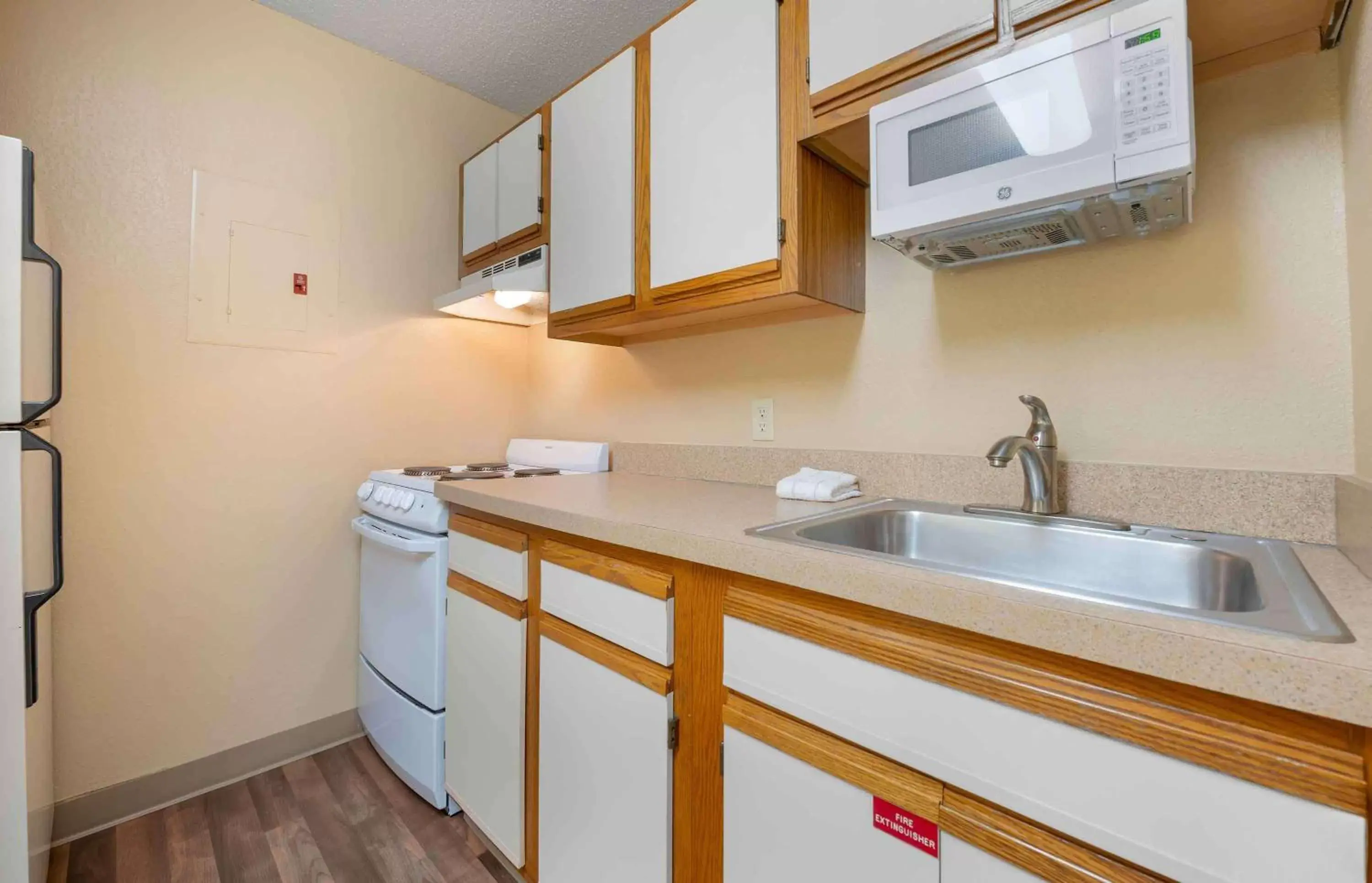 Bedroom, Kitchen/Kitchenette in Extended Stay America Suites - Cincinnati - Fairfield