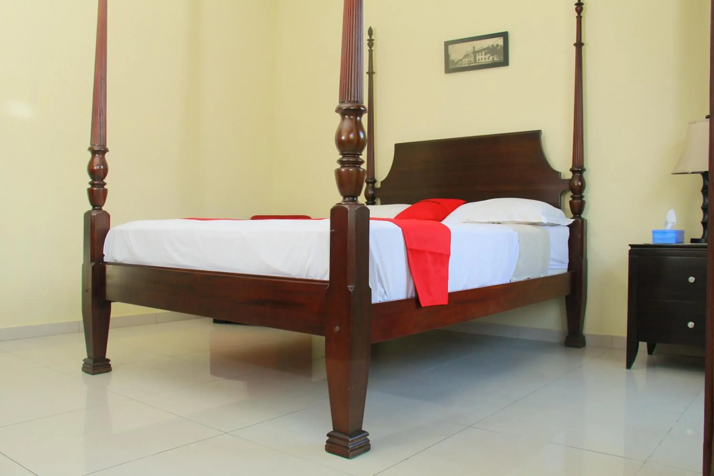 Bedroom, Bed in RedDoorz @ Sersan Bajuri