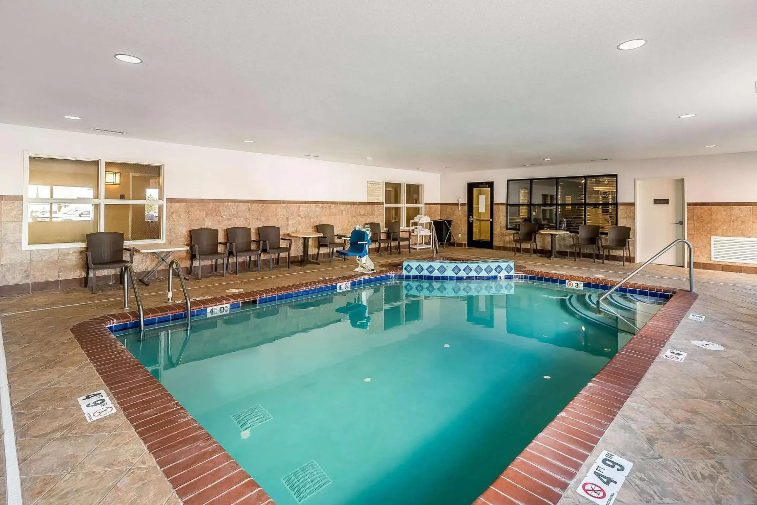 Swimming Pool in Comfort Suites Longmont