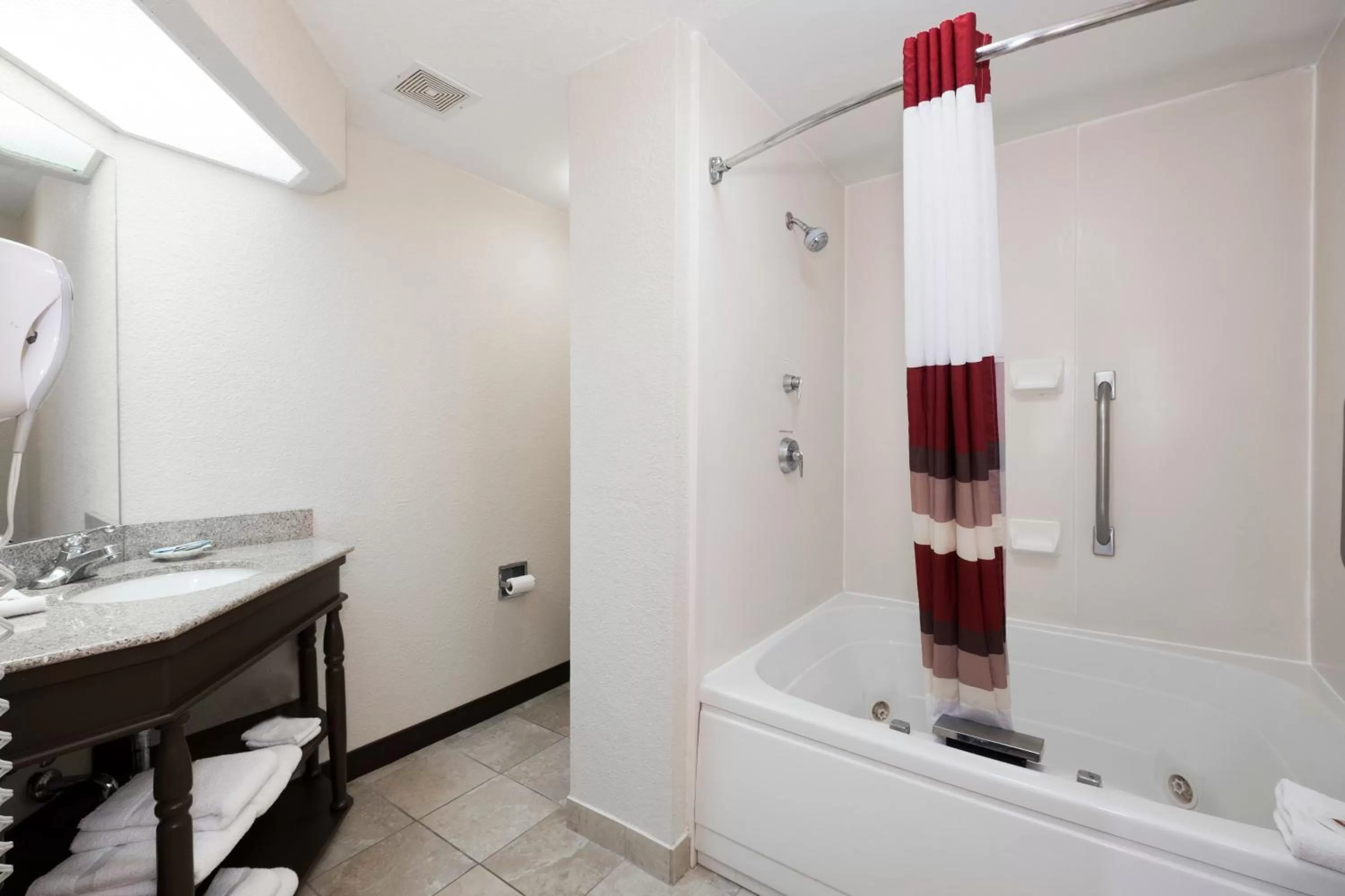 Bathroom in Red Roof Inn Ames