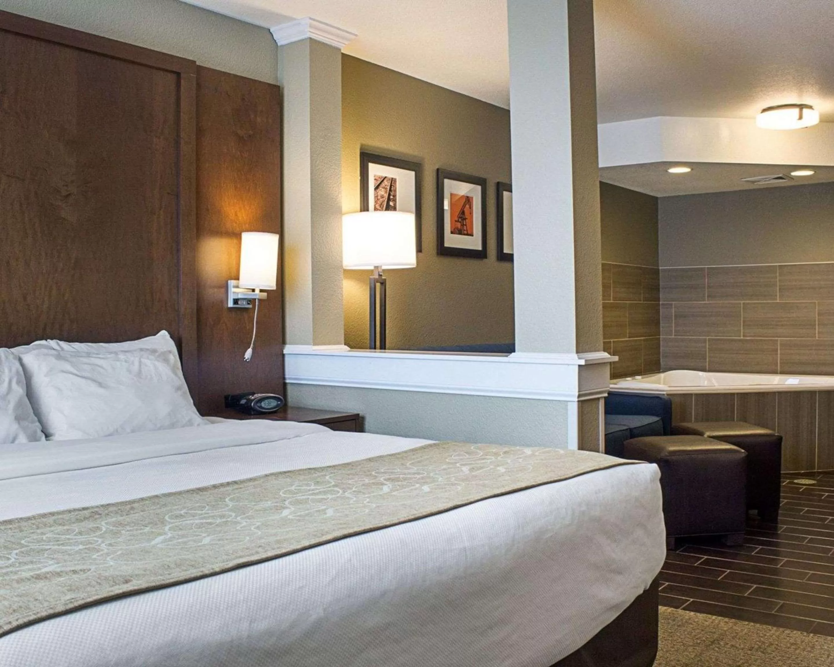 Photo of the whole room, Bed in Comfort Suites Minot South