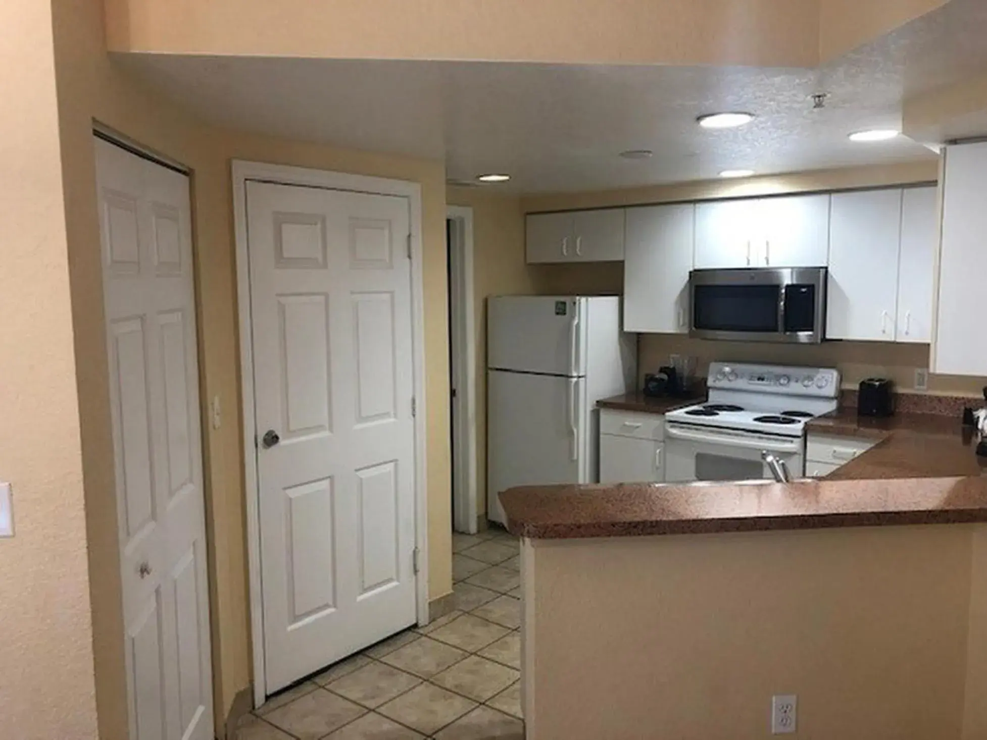 Coffee/tea facilities, Kitchen/Kitchenette in Vacation Village at Parkway