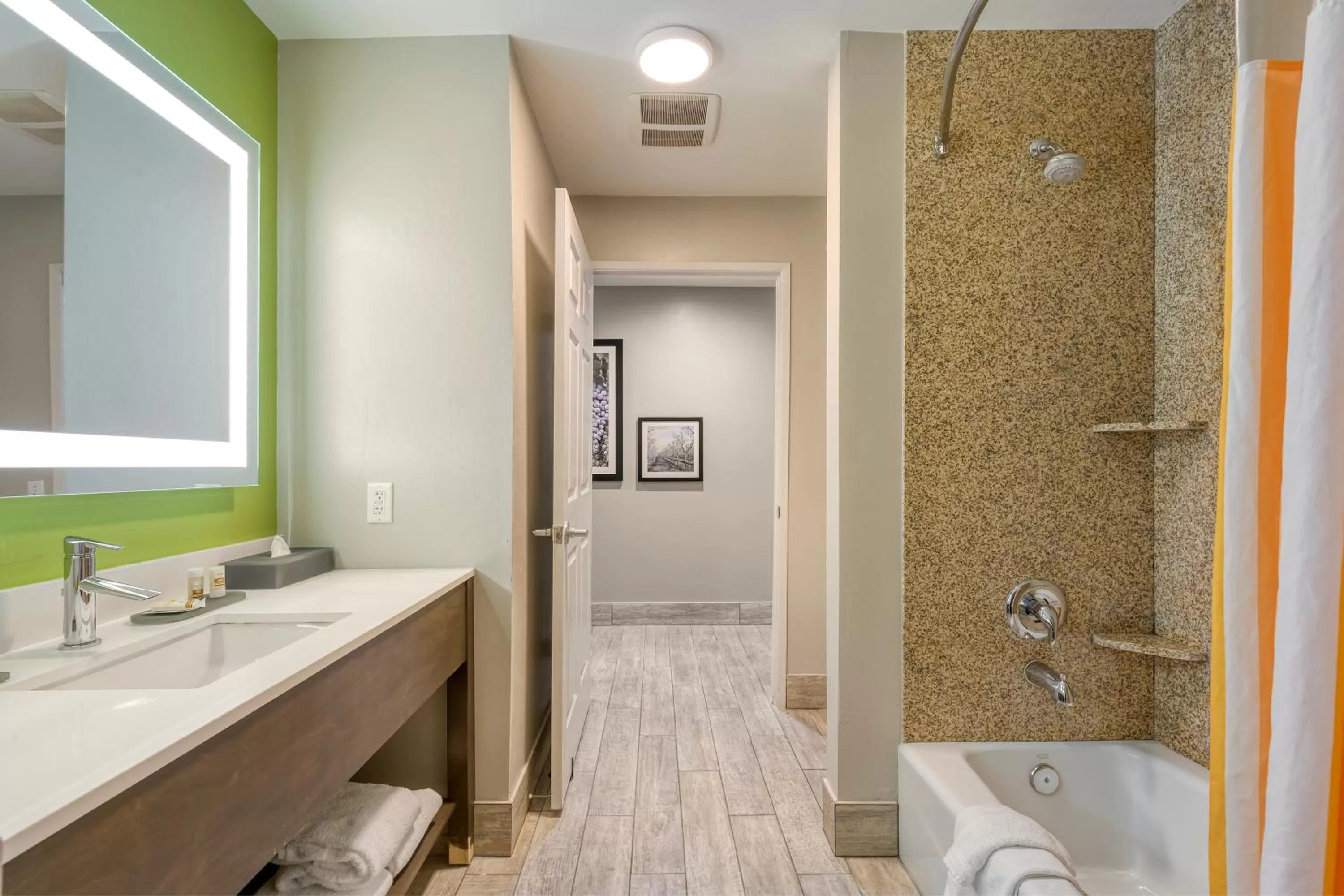Shower in La Quinta by Wyndham Visalia/Sequoia Gateway