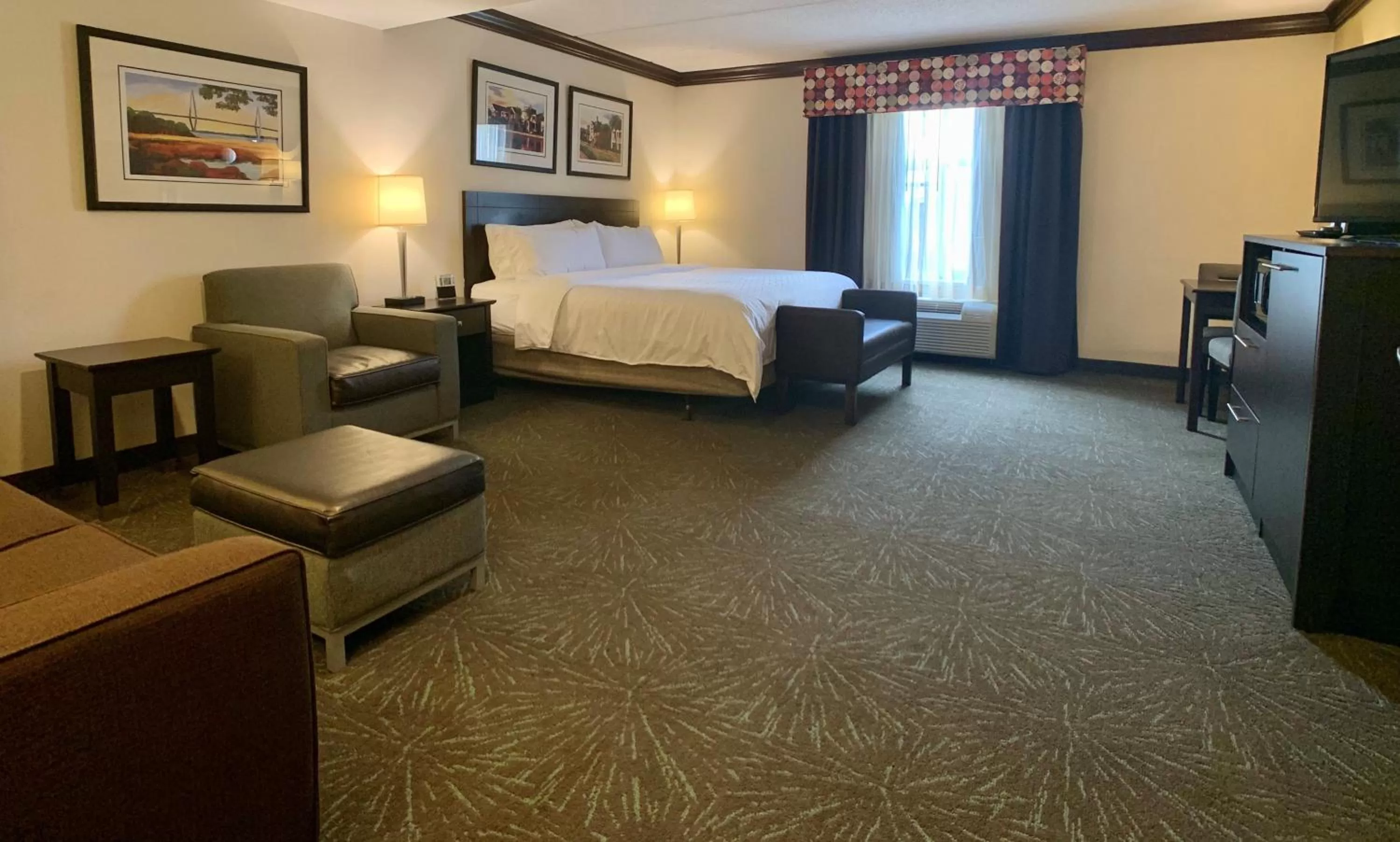 Photo of the whole room, Bed in Holiday Inn Express Hotel & Suites Charleston - Northwoods by IHG