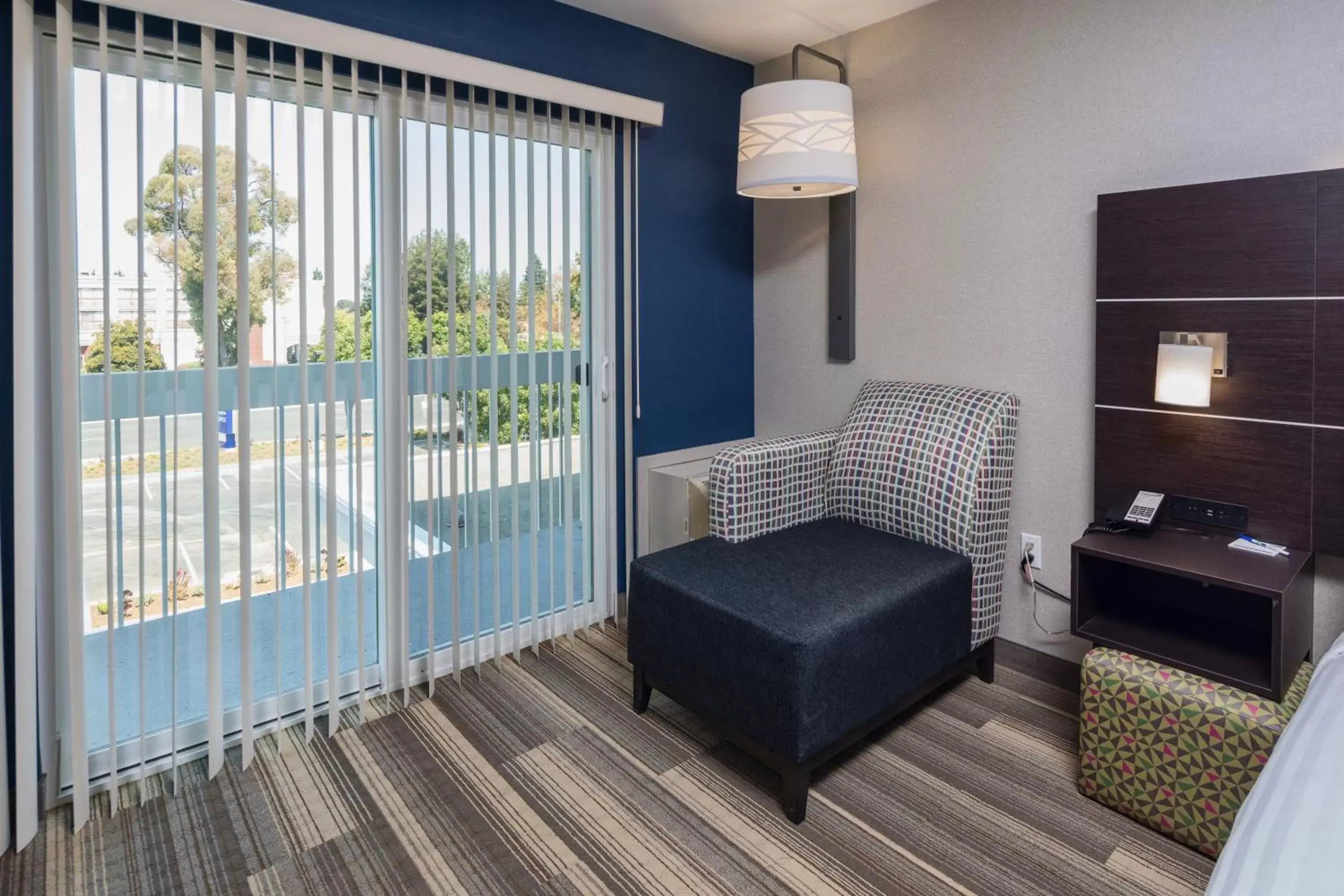 Balcony/Terrace, Seating Area in Holiday Inn Express - Sunnyvale - Silicon Valley, an IHG Hotel