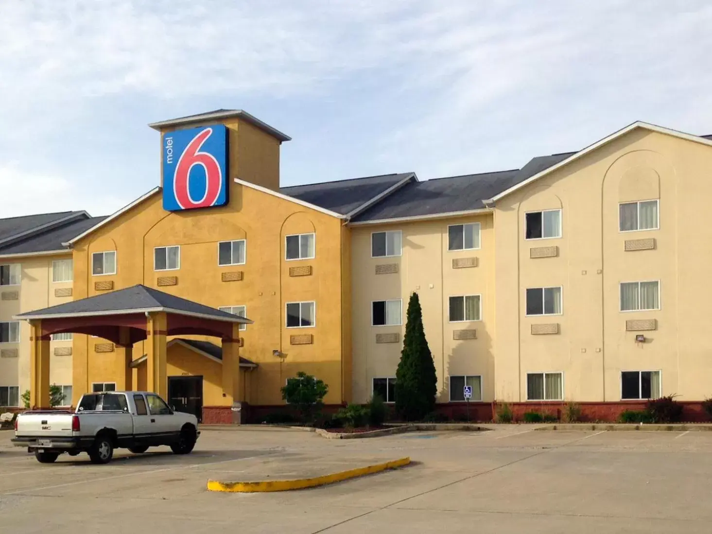 Facade/entrance in Motel 6-Indianapolis, IN - Southport Facade/entrance in Motel 6-Indianapolis, IN - Southport