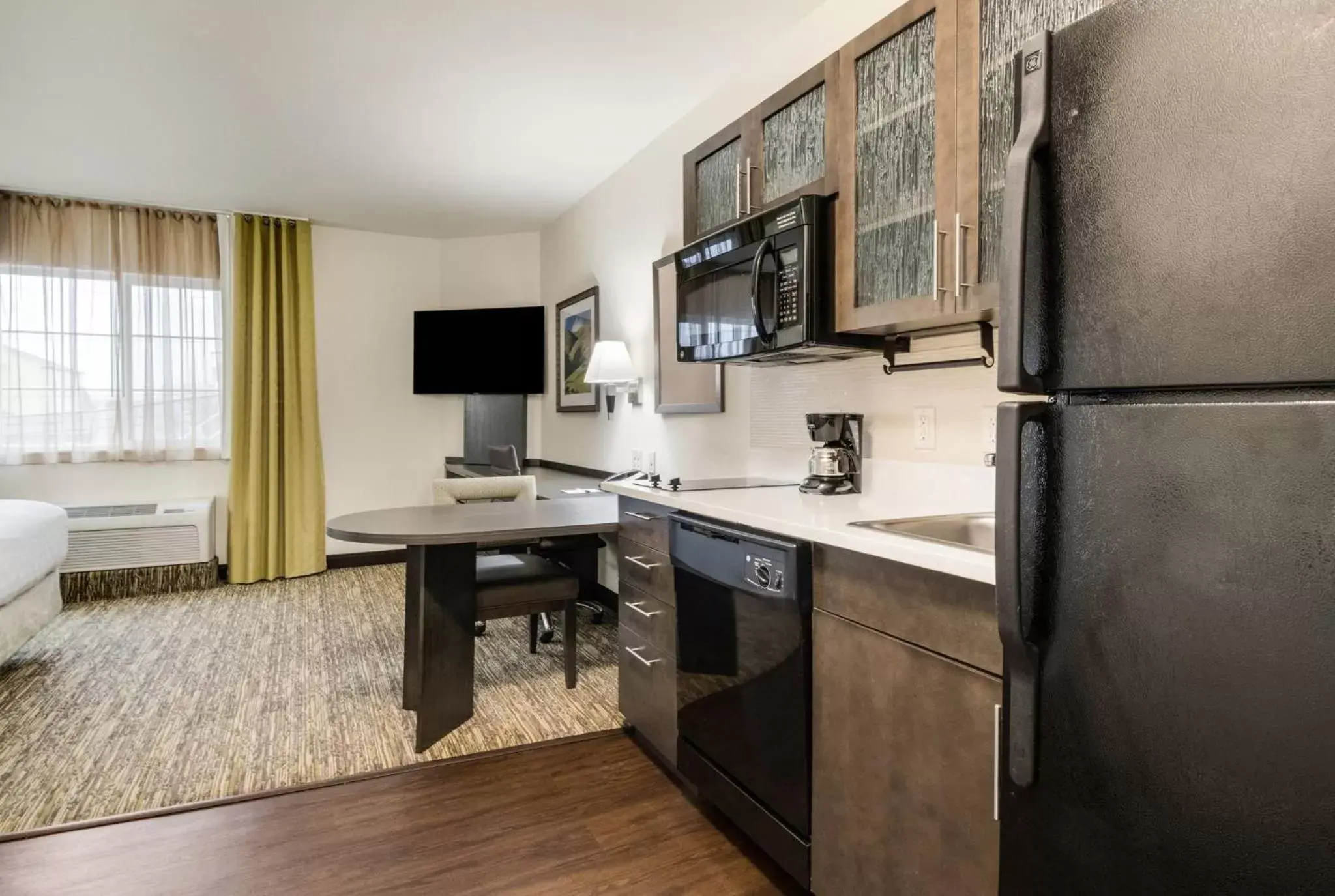Photo of the whole room, Kitchen/Kitchenette in Candlewood Suites Portland Airport, an IHG Hotel