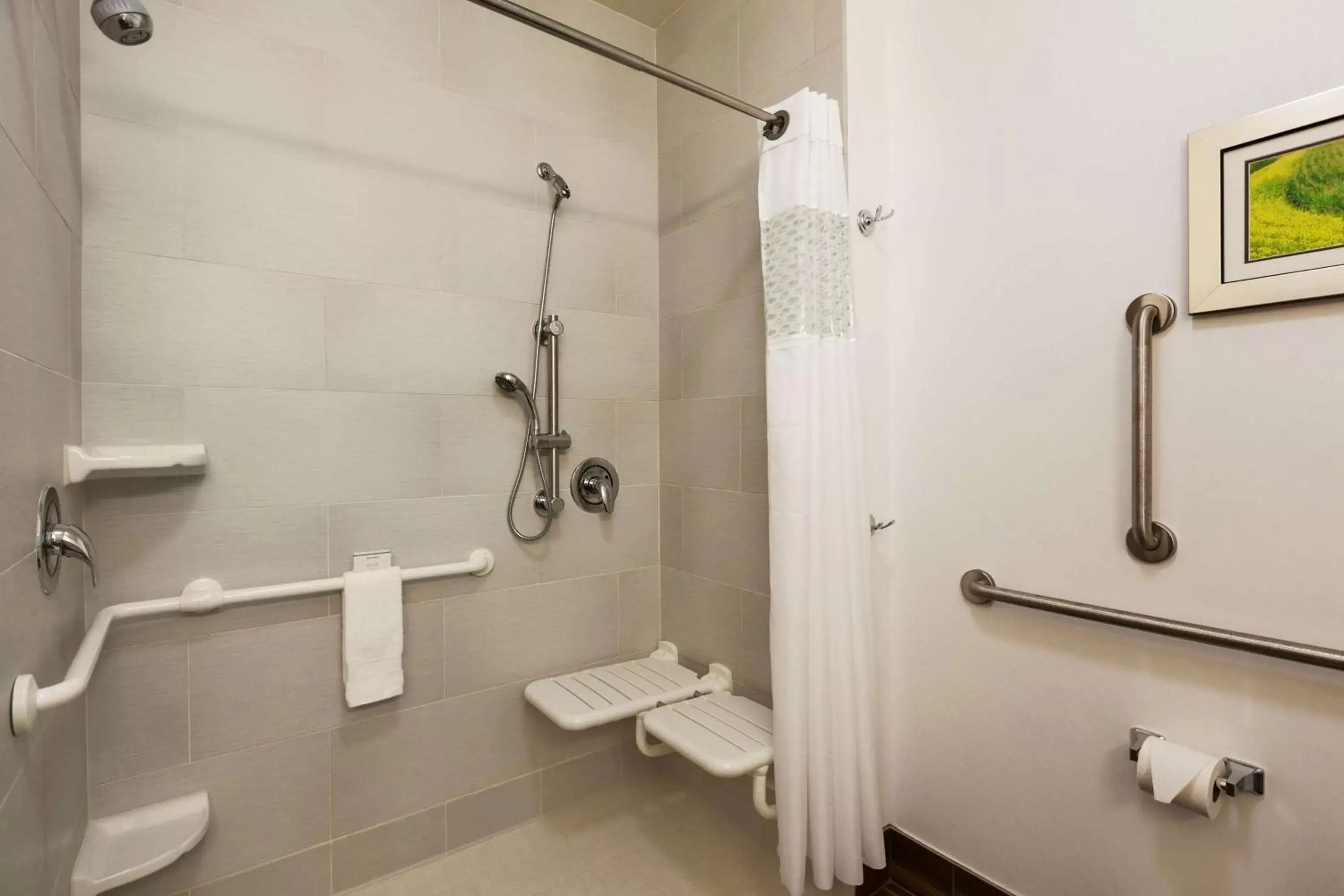 Bathroom in Hampton Inn & Suites Portland/Hillsboro-Evergreen Park