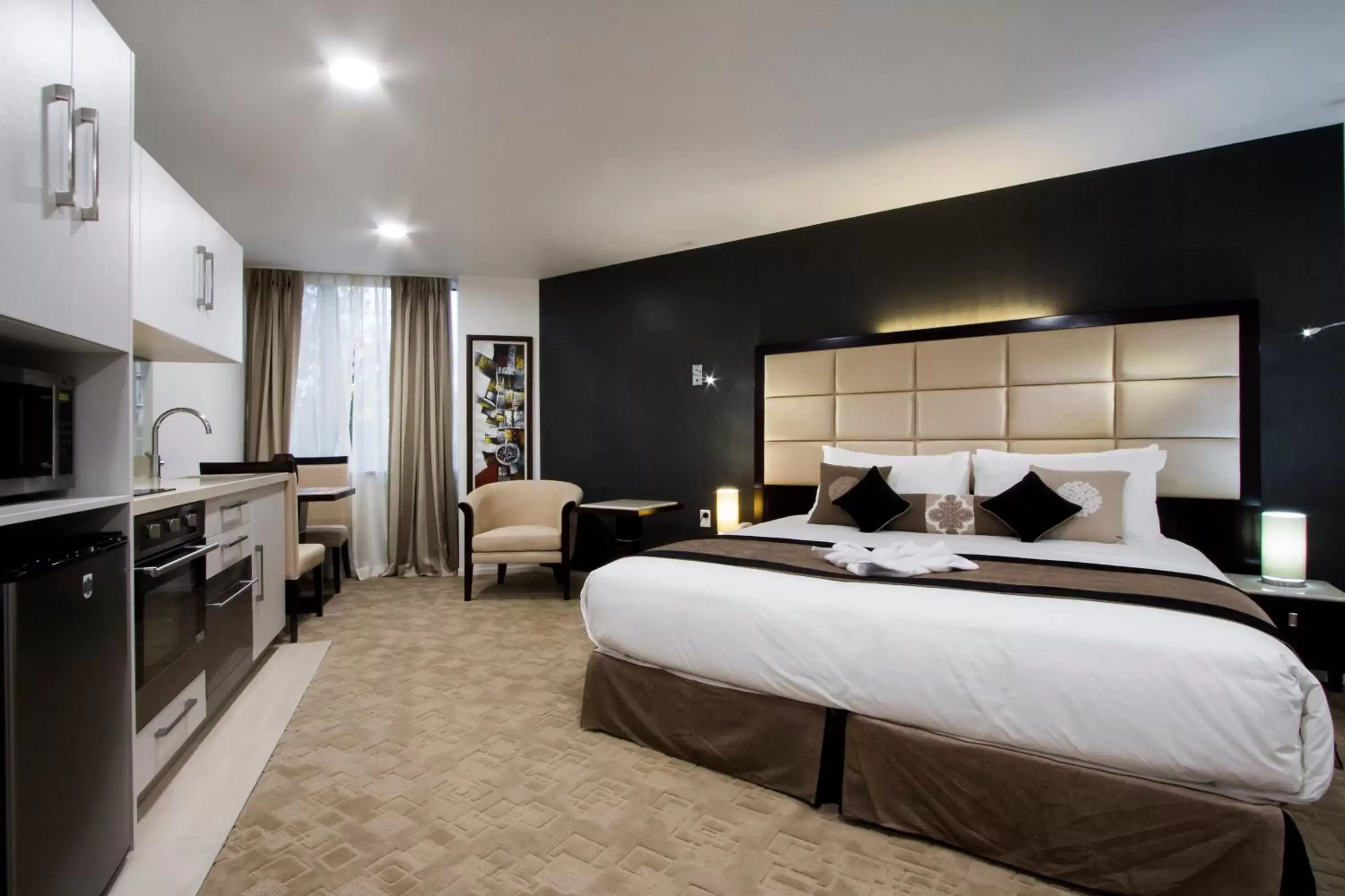 Photo of the whole room, Bed in VR Queen Street Hotel & Suites