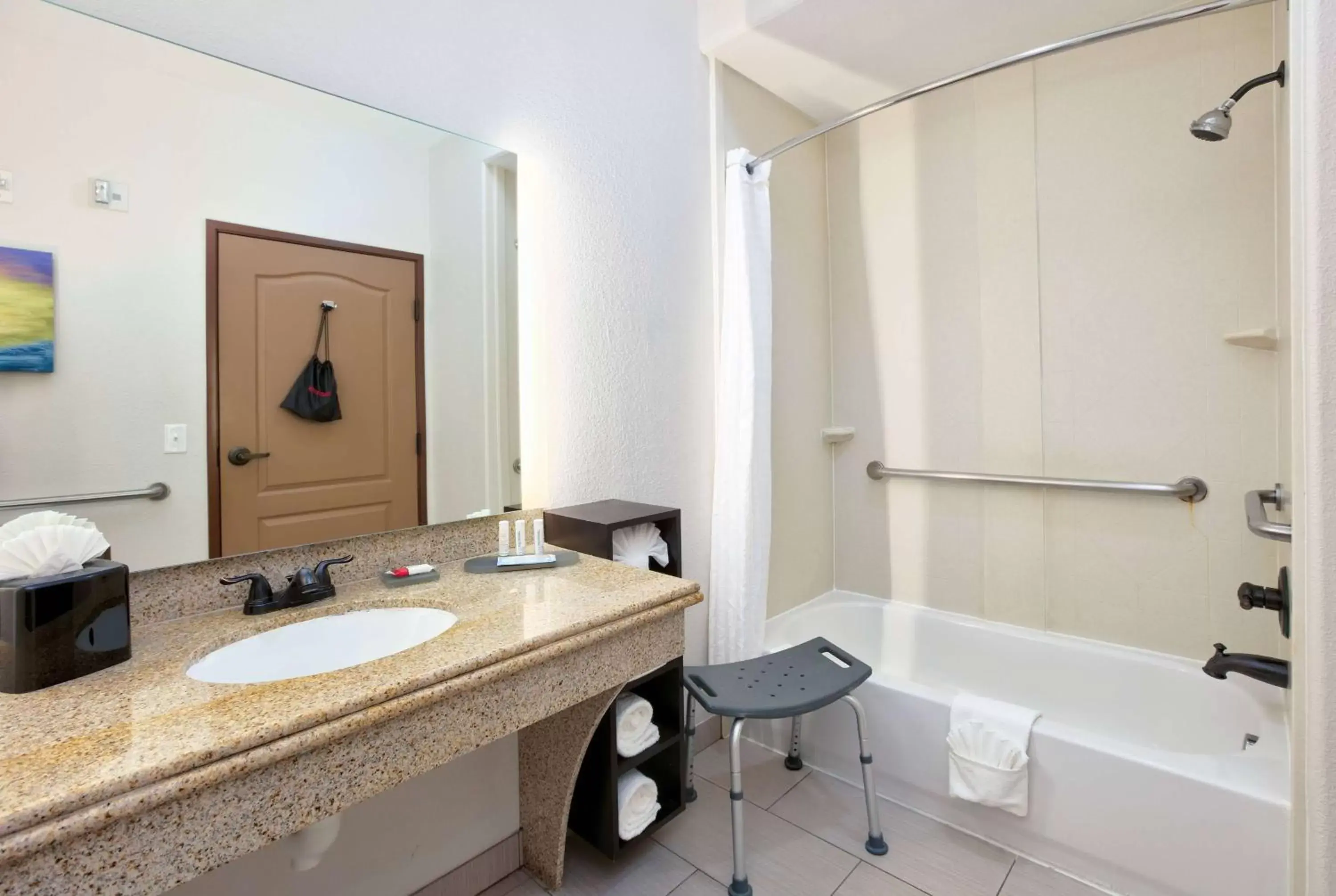 Bathroom in La Quinta by Wyndham Dallas Grand Prairie South