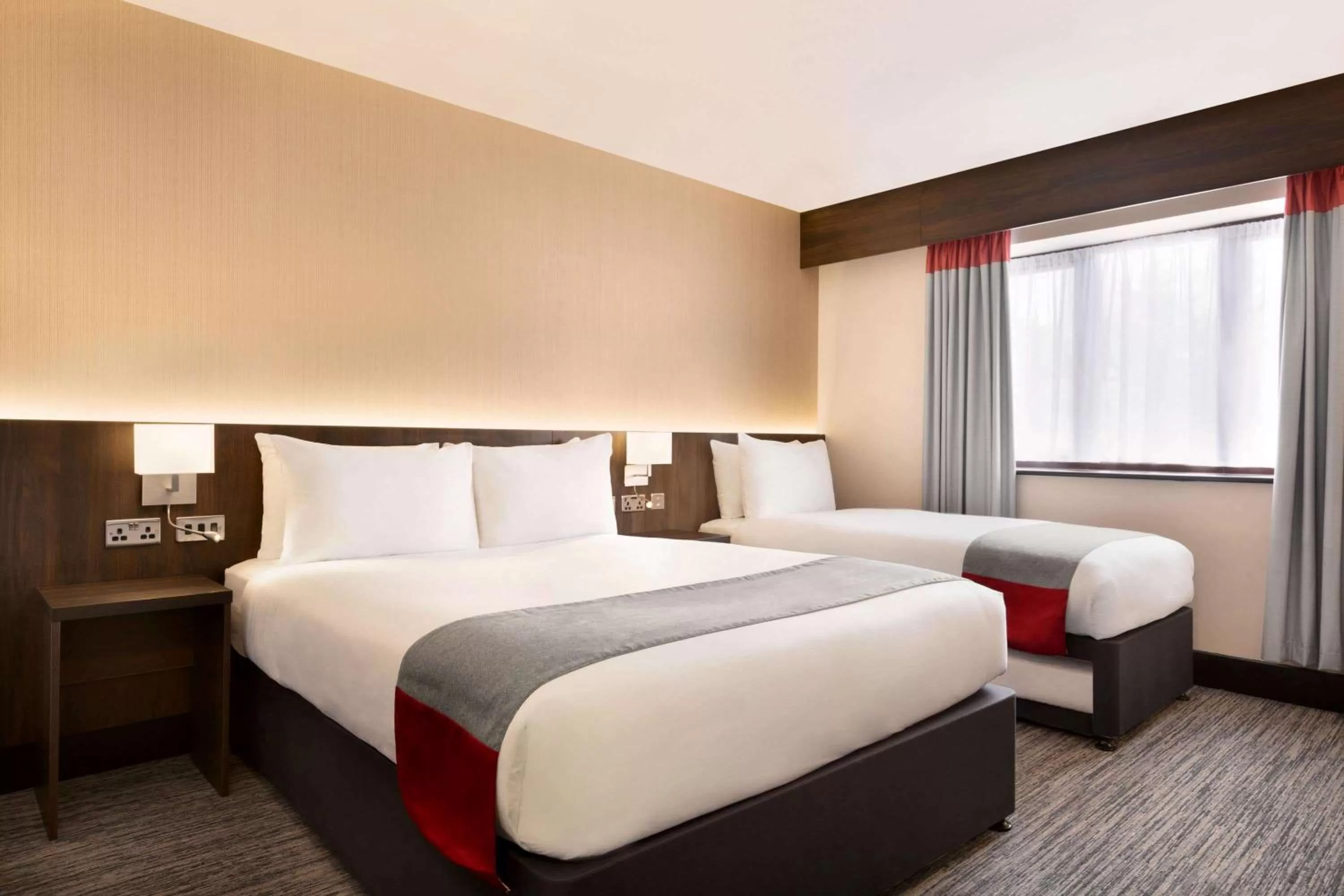 Photo of the whole room, Bed in Ramada Bristol West