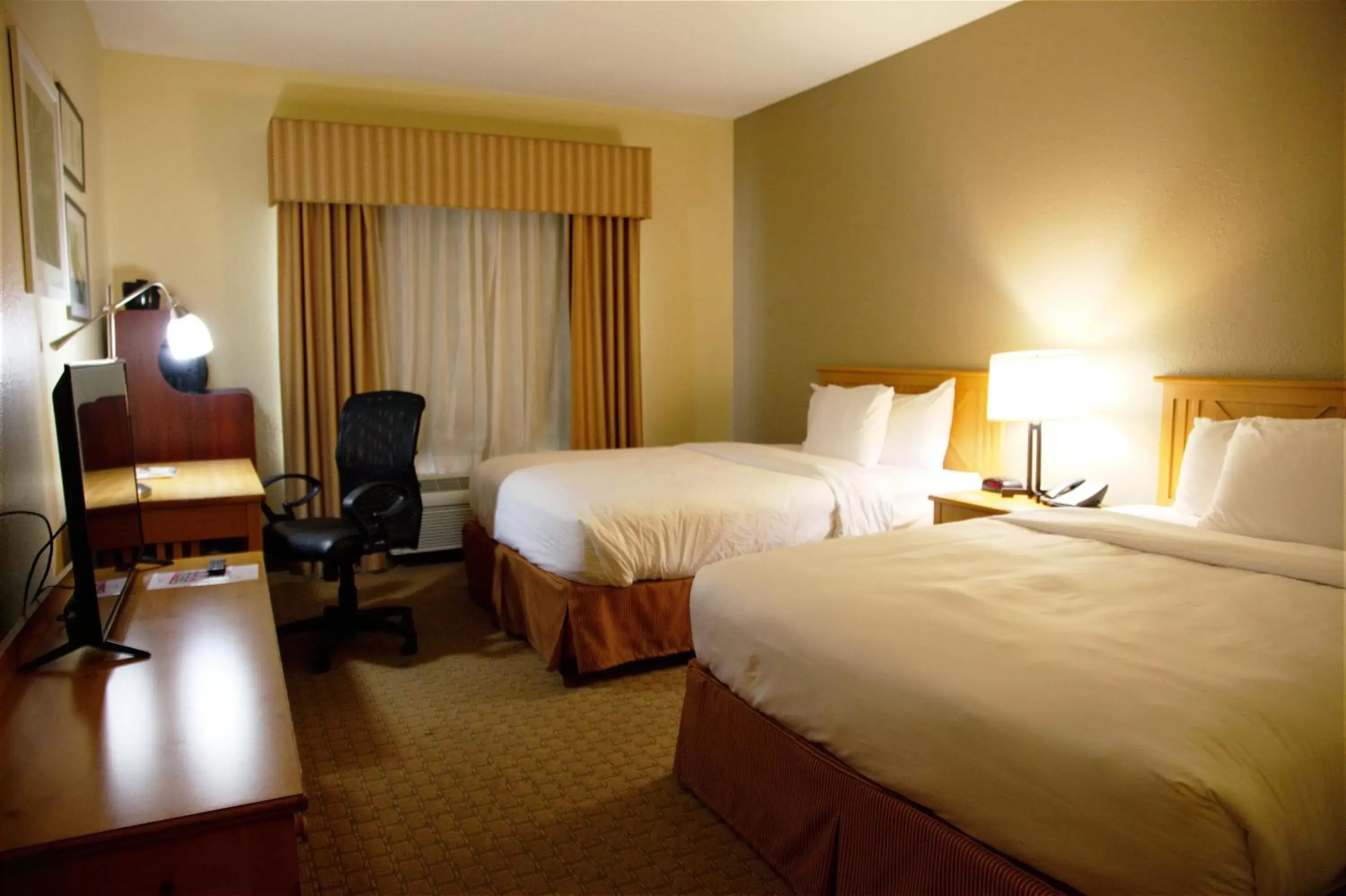 Bedroom, Bed in Country Inn & Suites by Radisson, Bloomington-Normal West, IL