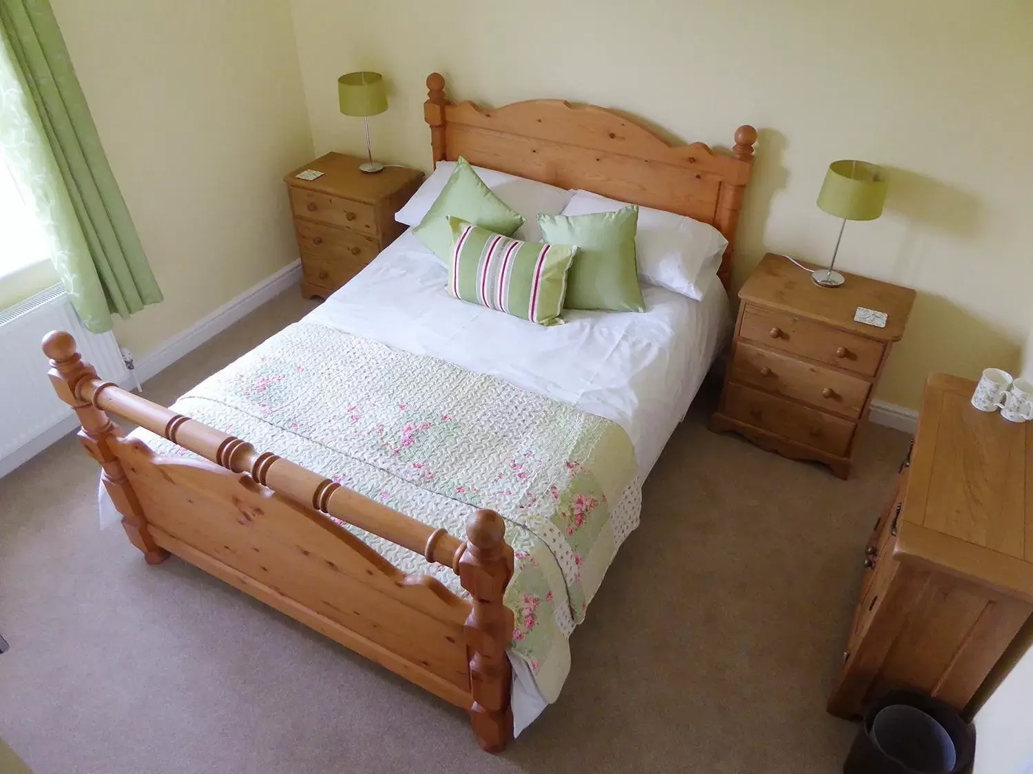 Photo of the whole room, Bed in Pump Cottage
