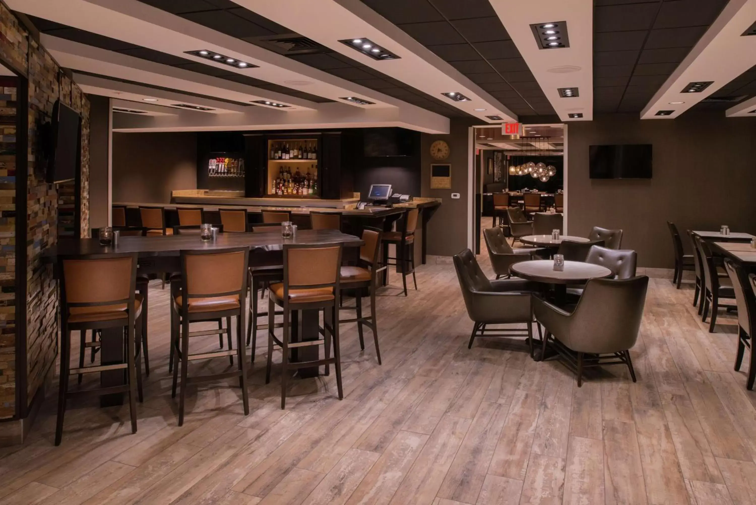 Lounge or bar, Restaurant/Places to Eat in Doubletree By Hilton Raleigh Crabtree Valley