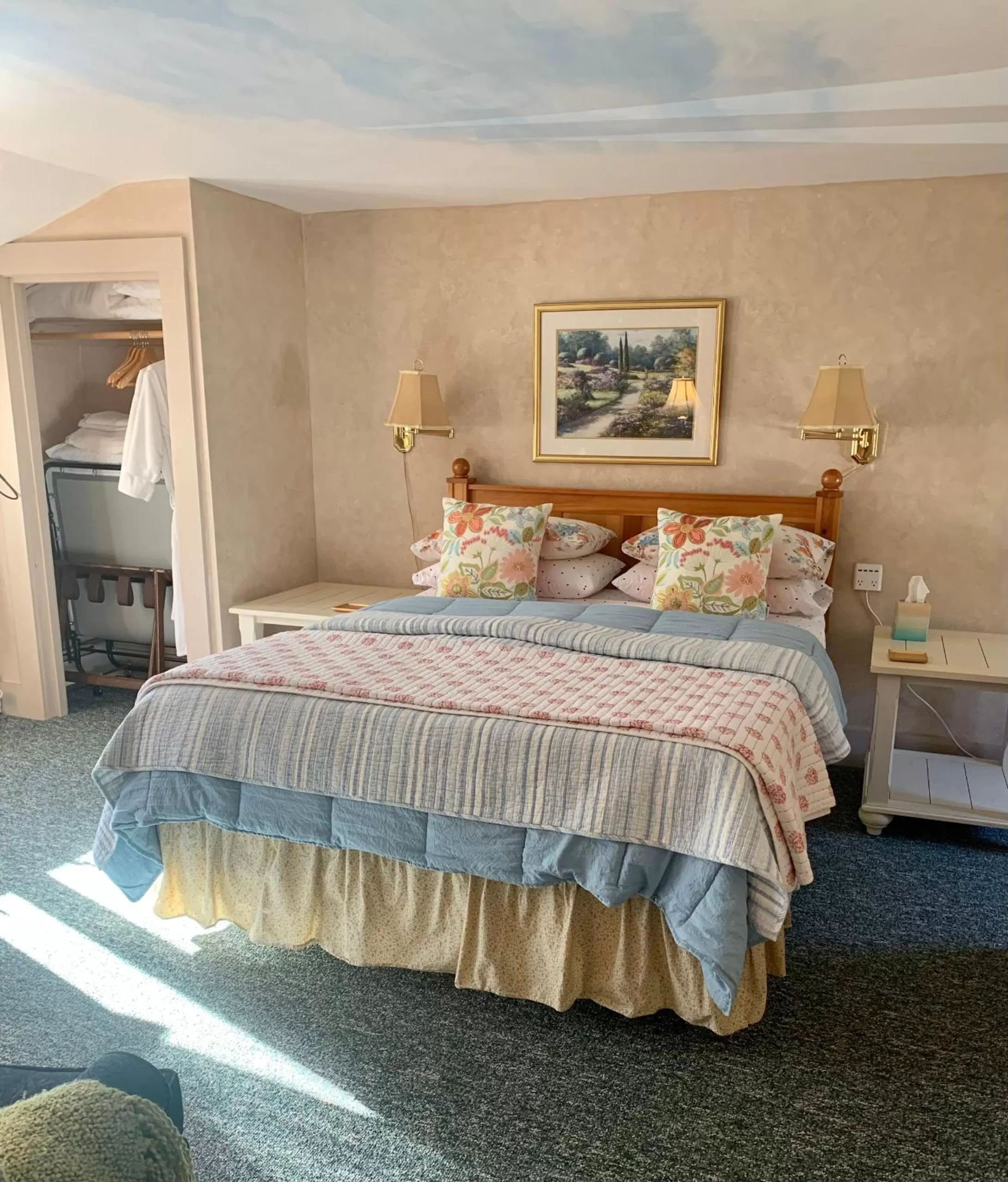 Deluxe Queen Room in Buttonwood Inn on Mount Surprise