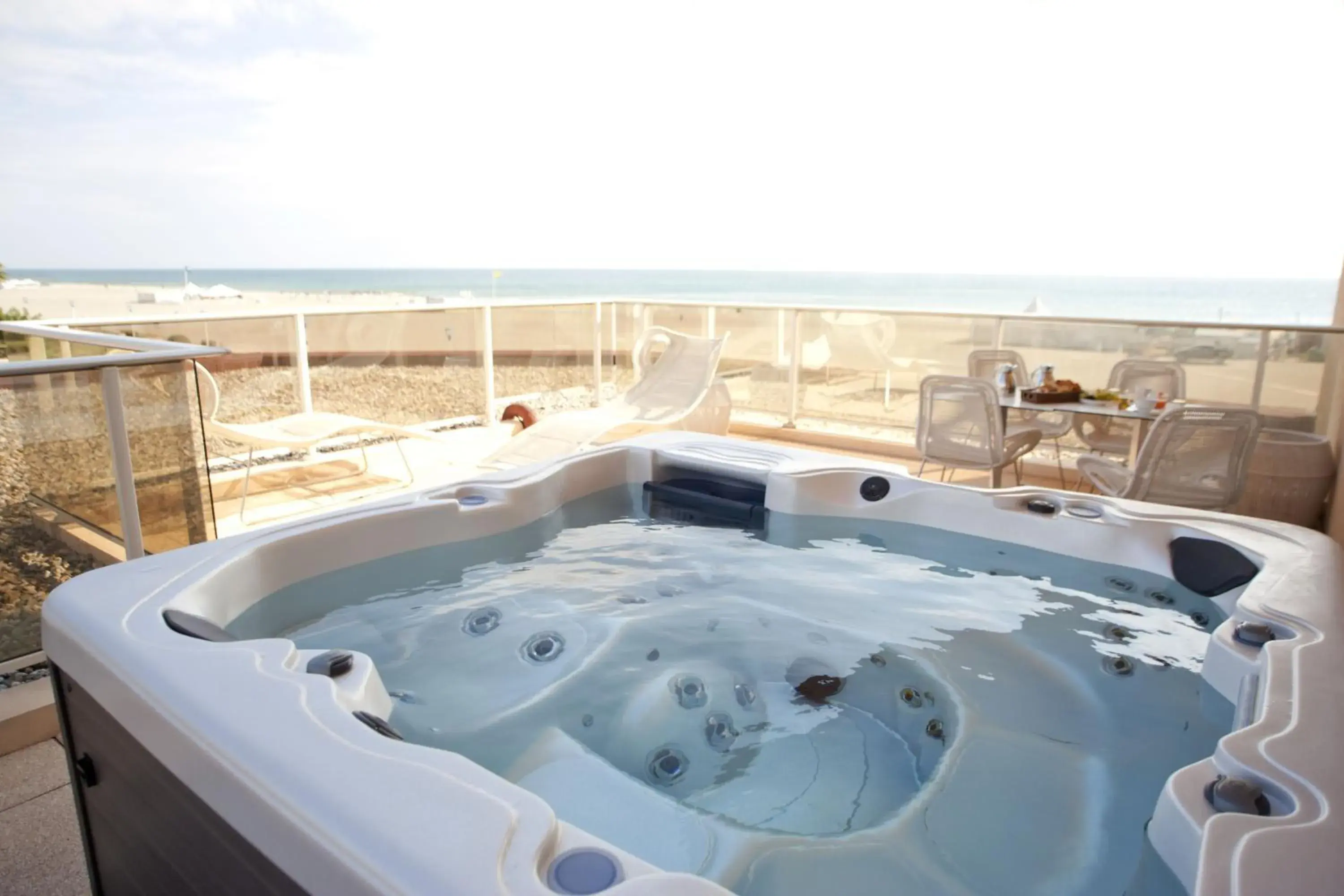 Hot Tub in Grand Hôtel Les Flamants Roses Thalasso & Spa