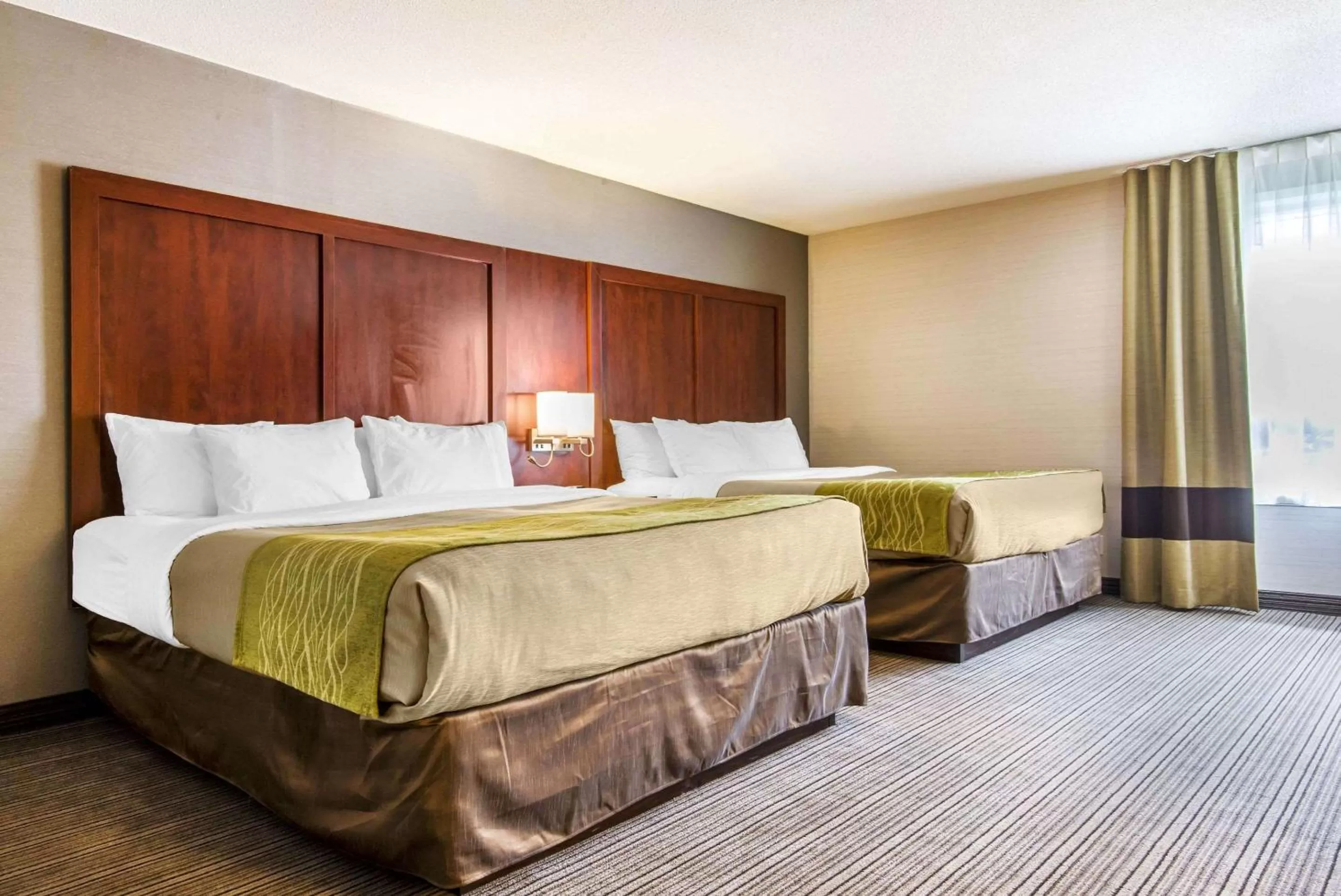 Photo of the whole room, Bed in Comfort Inn & Suites