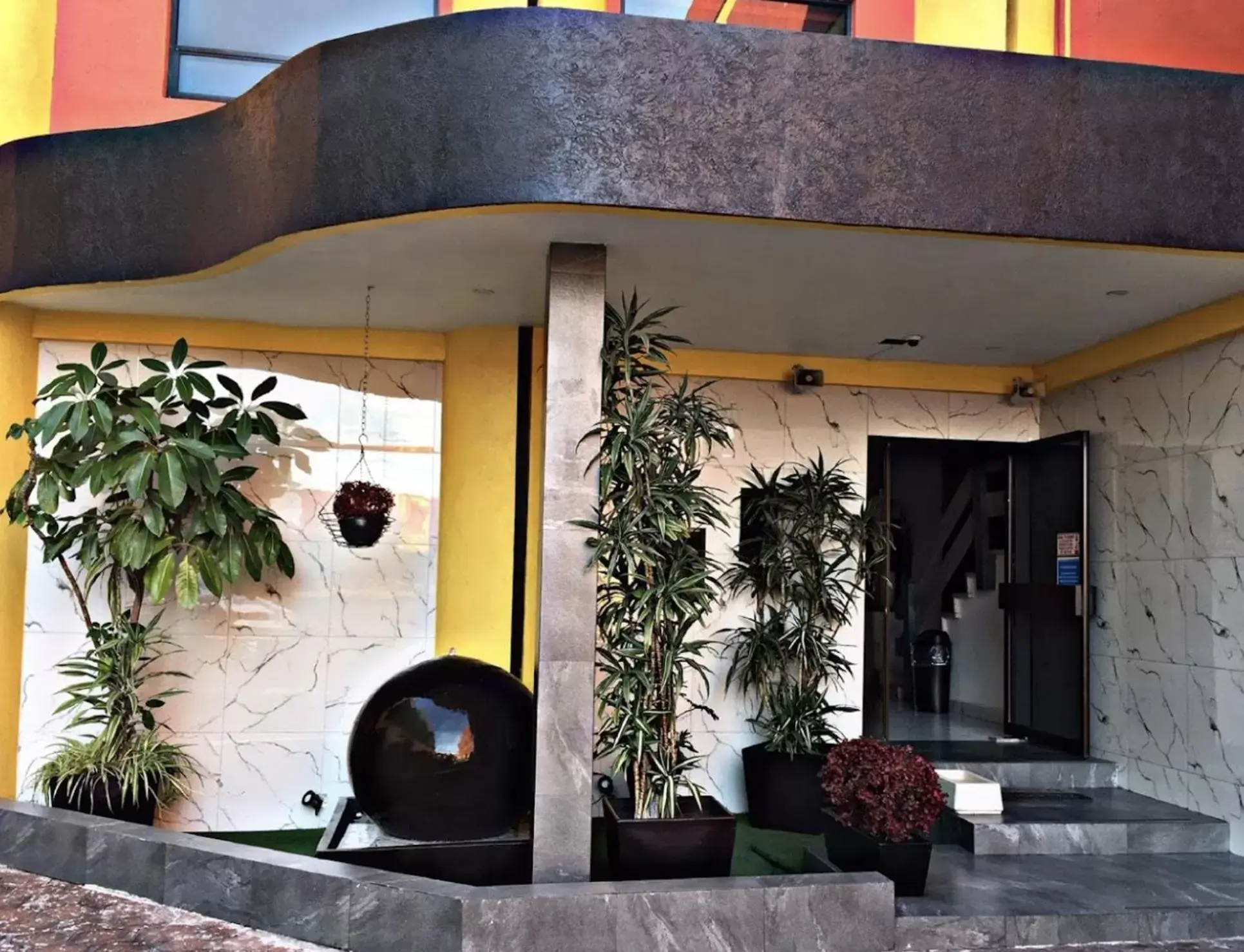 Facade/entrance in Hotel Rossel Plaza