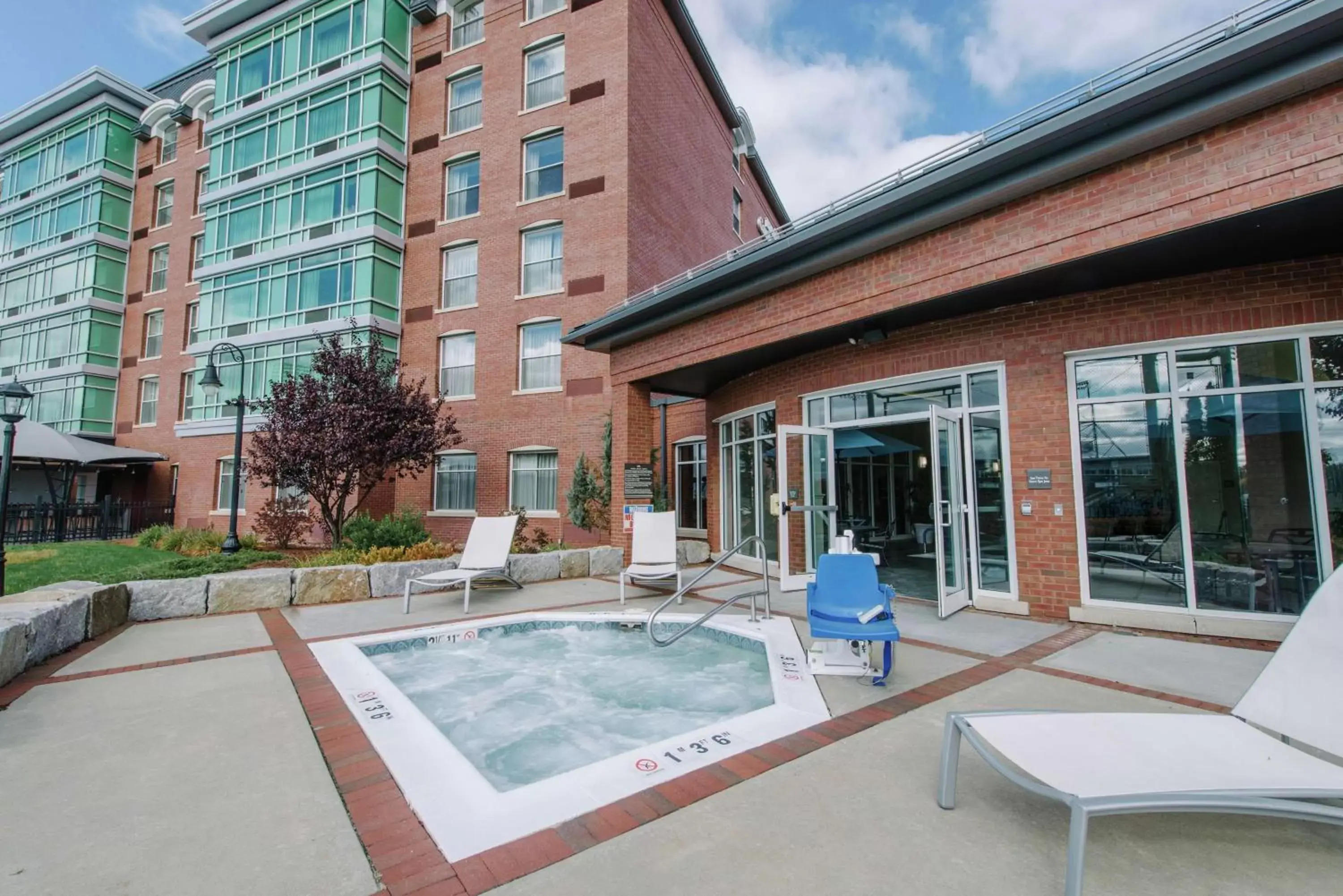 Property building, Swimming Pool in Hilton Garden Inn Manchester Downtown