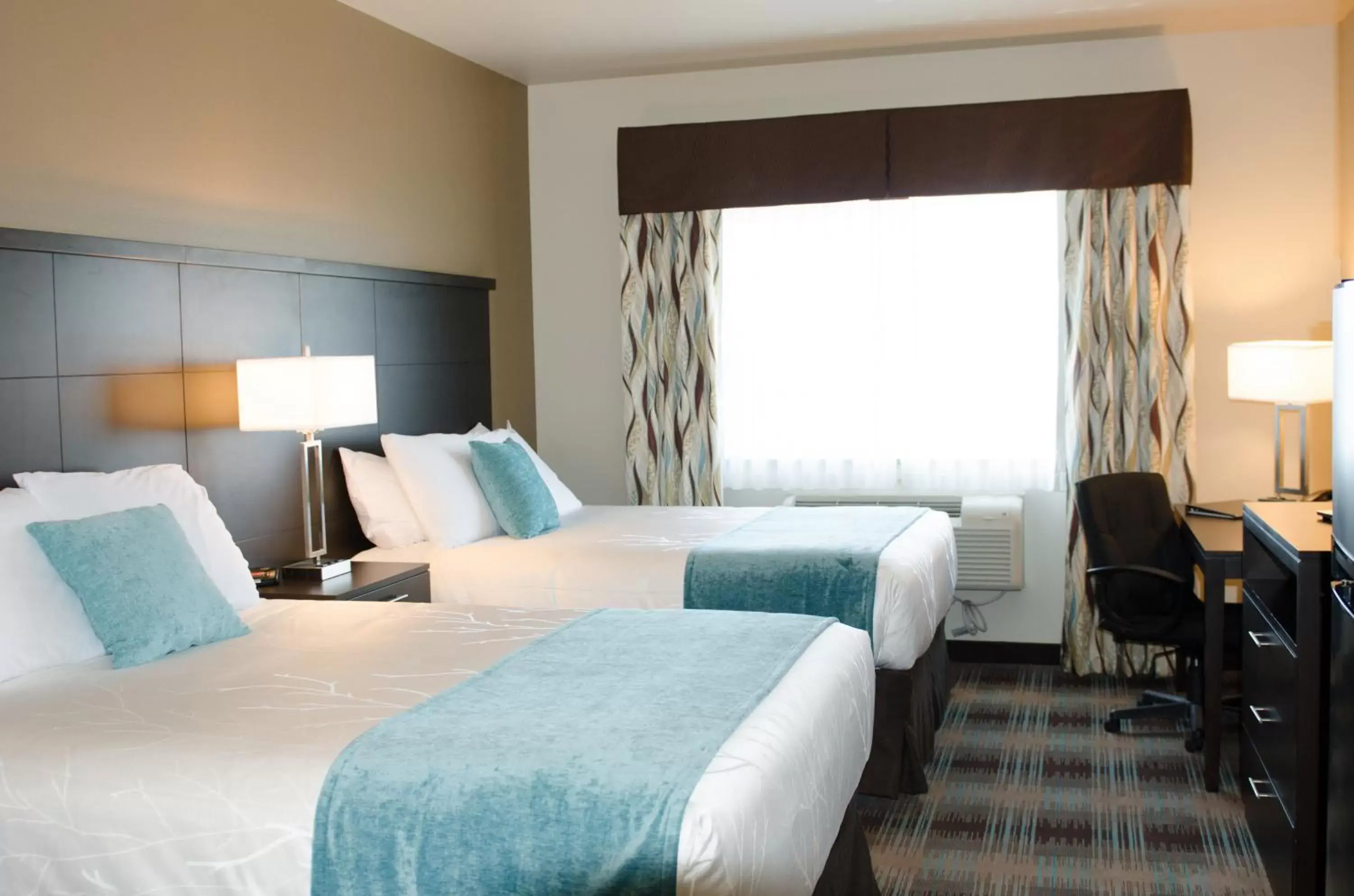 Day, Bed in Inn at Moses Lake Day, Bed in Inn at Moses Lake