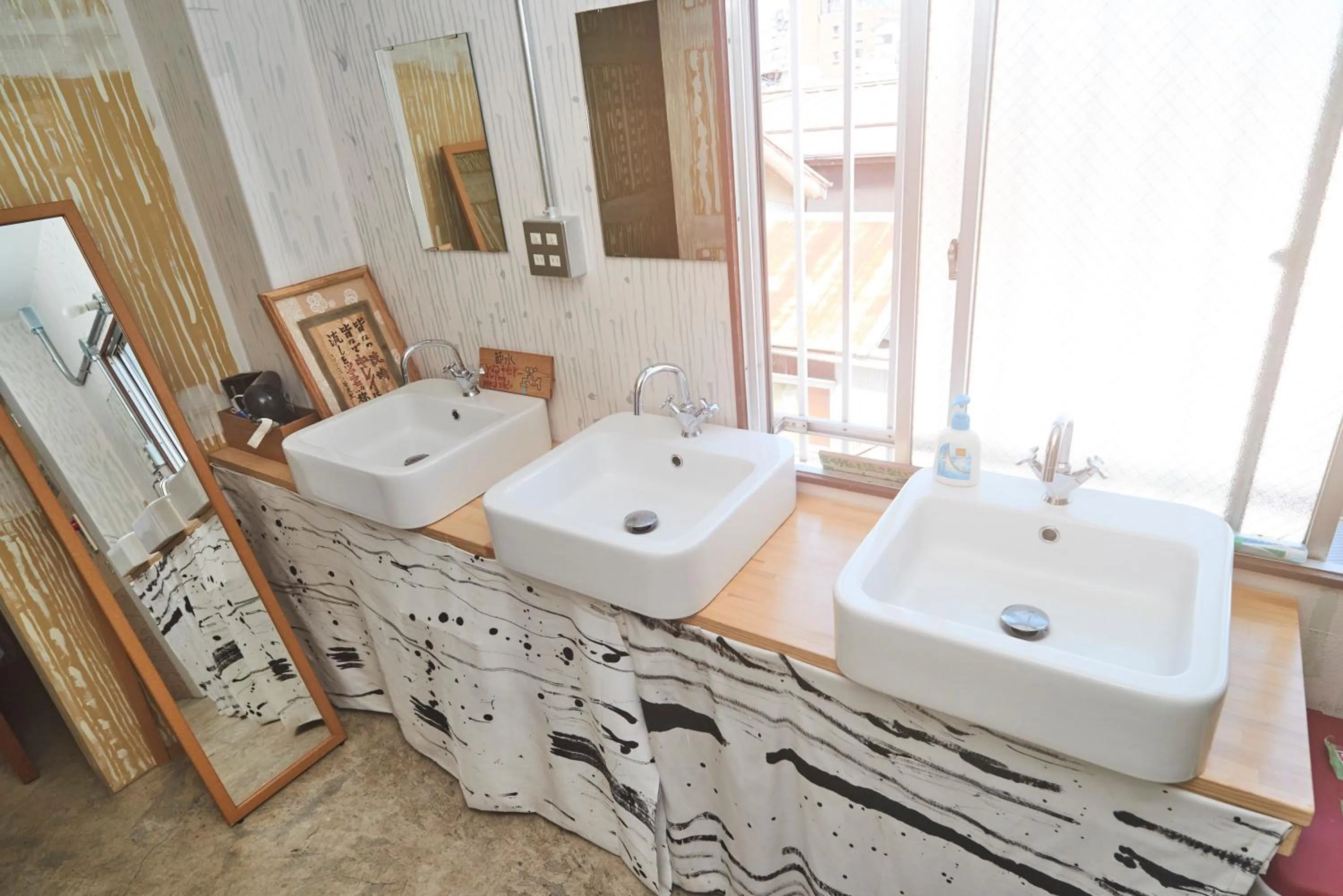 Bathroom in Kamagasaki University of the Arts Cafe Garden Guest House aka Cocoroom