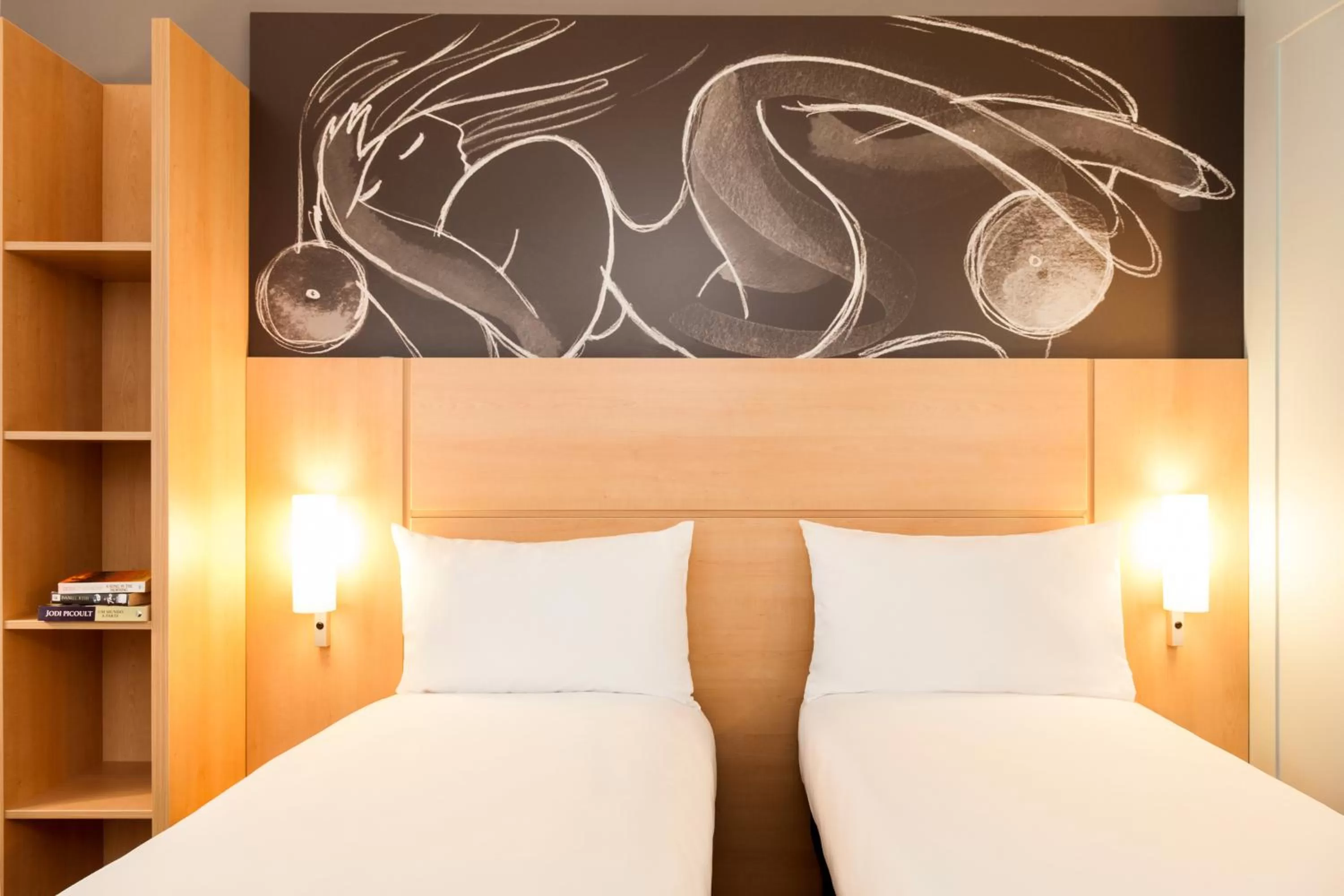 Bed in ibis Edinburgh Centre South Bridge – Royal Mile