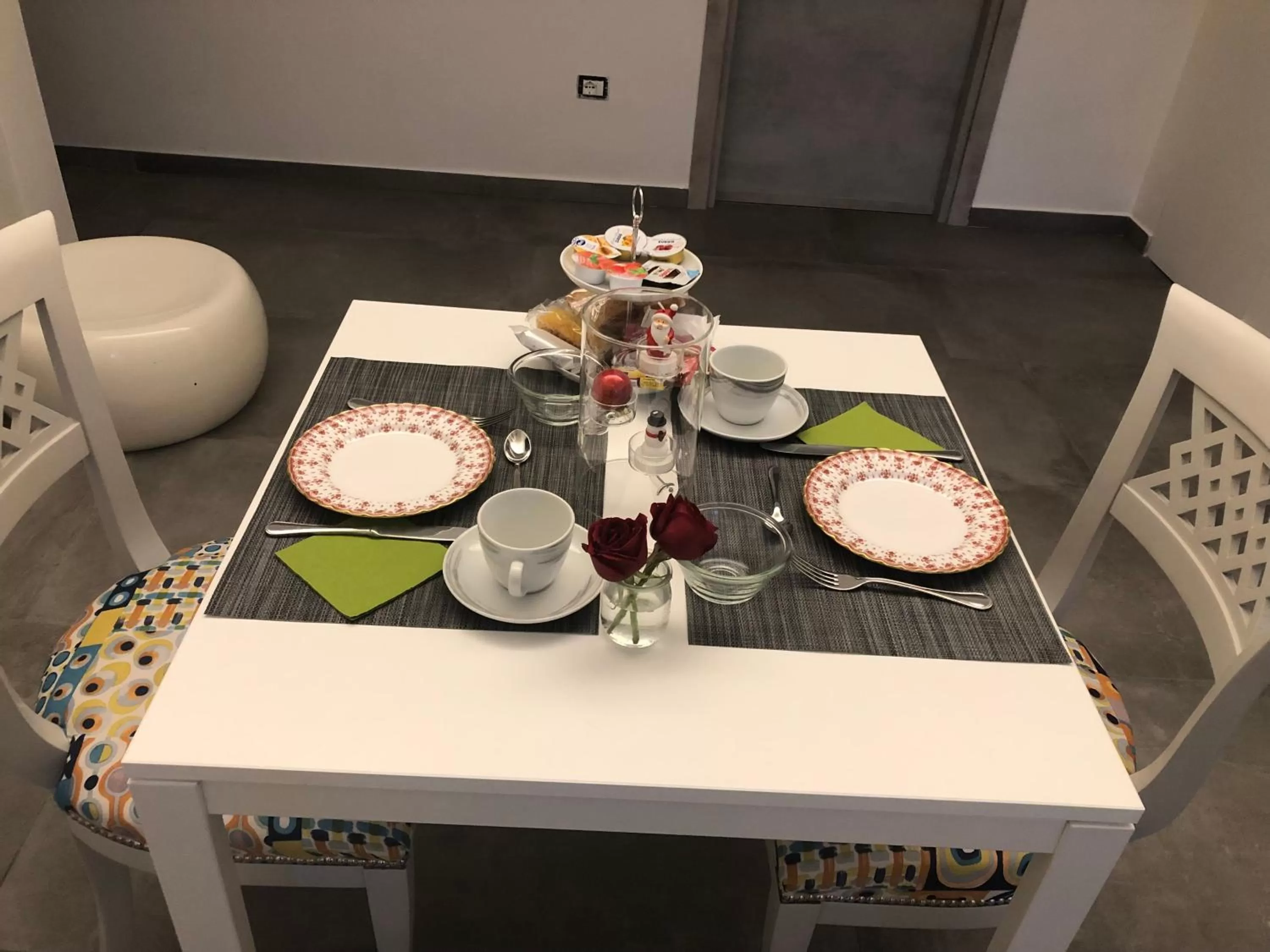 Communal lounge/ TV room, Dining Area in Specchio di Parthenope B&B