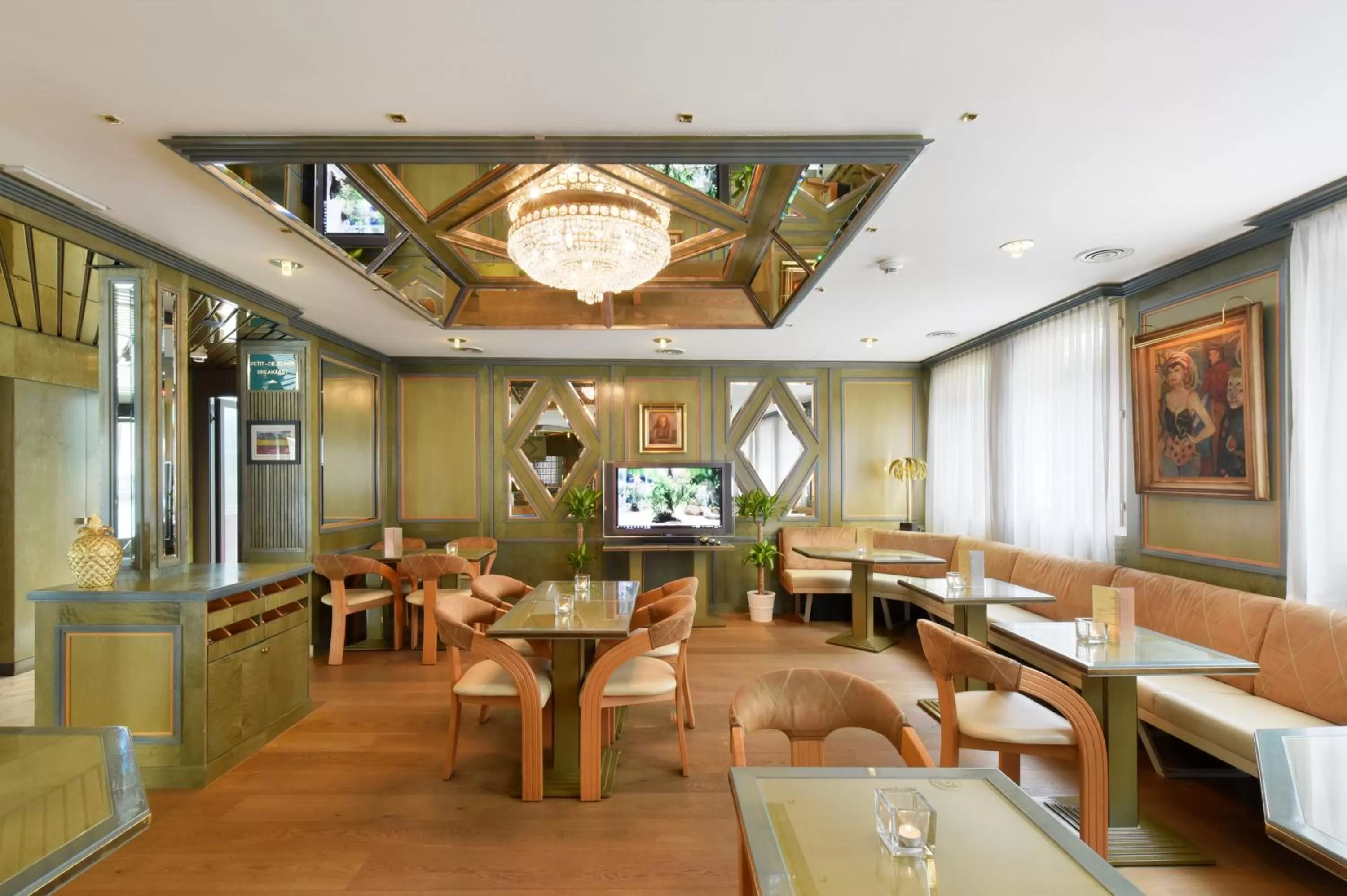 Communal lounge/ TV room in Tulip Inn Beaulieu Lausanne