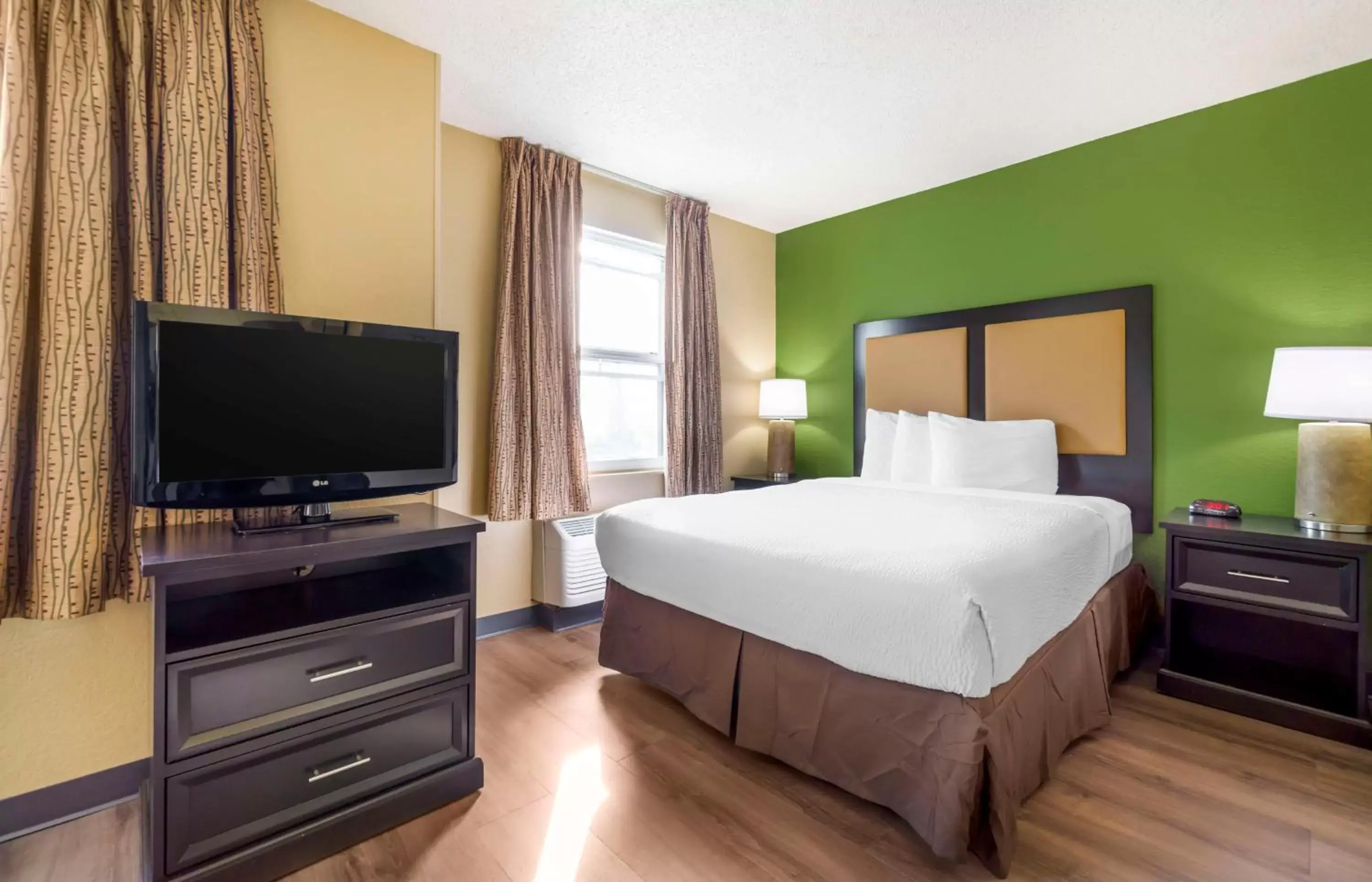 Bedroom, Bed in Extended Stay America Suites - Seattle - Everett - Silverlake