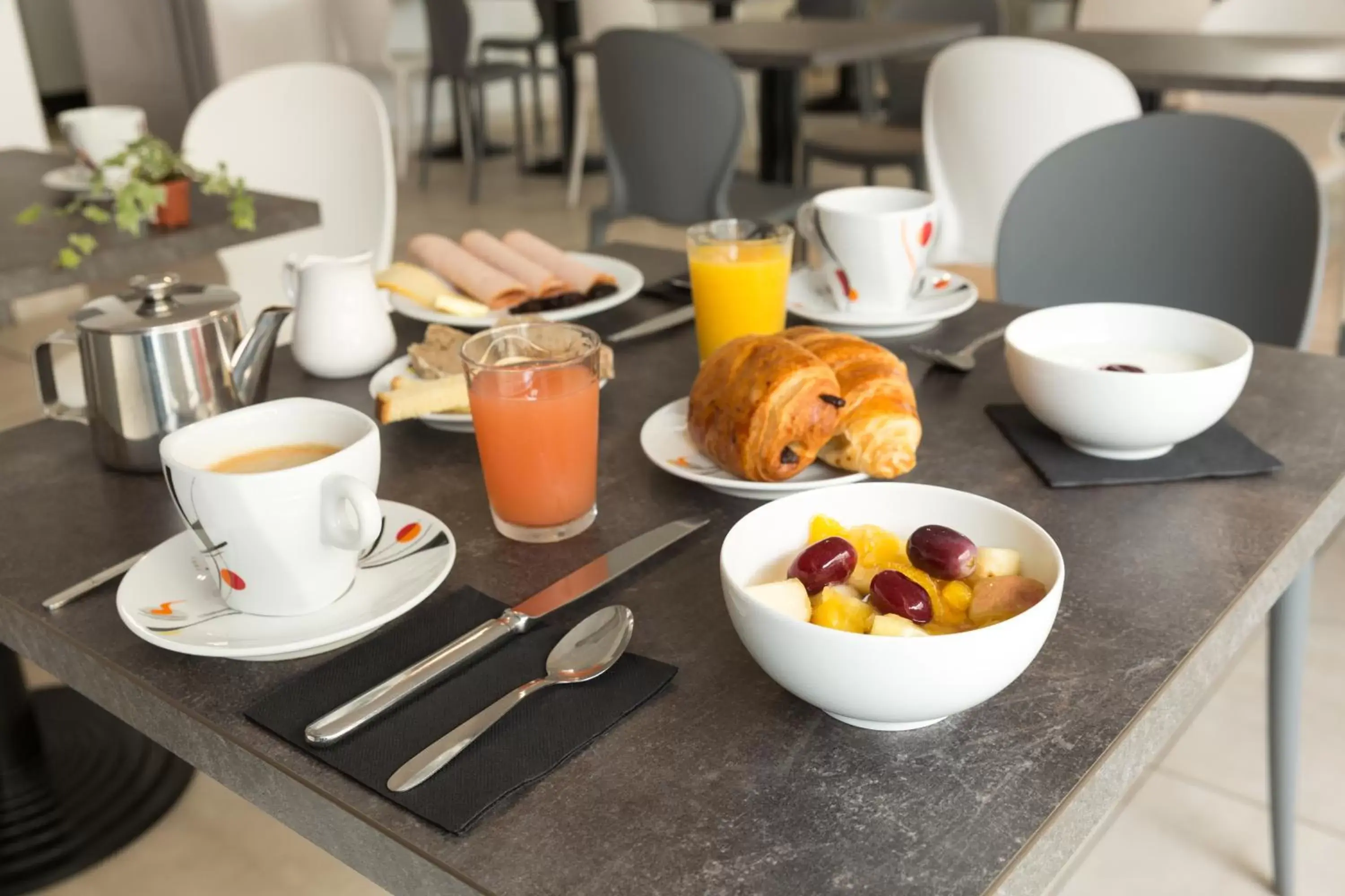 Breakfast in The Originals City, Hôtel Nevers Centre Gare (Inter-Hotel)