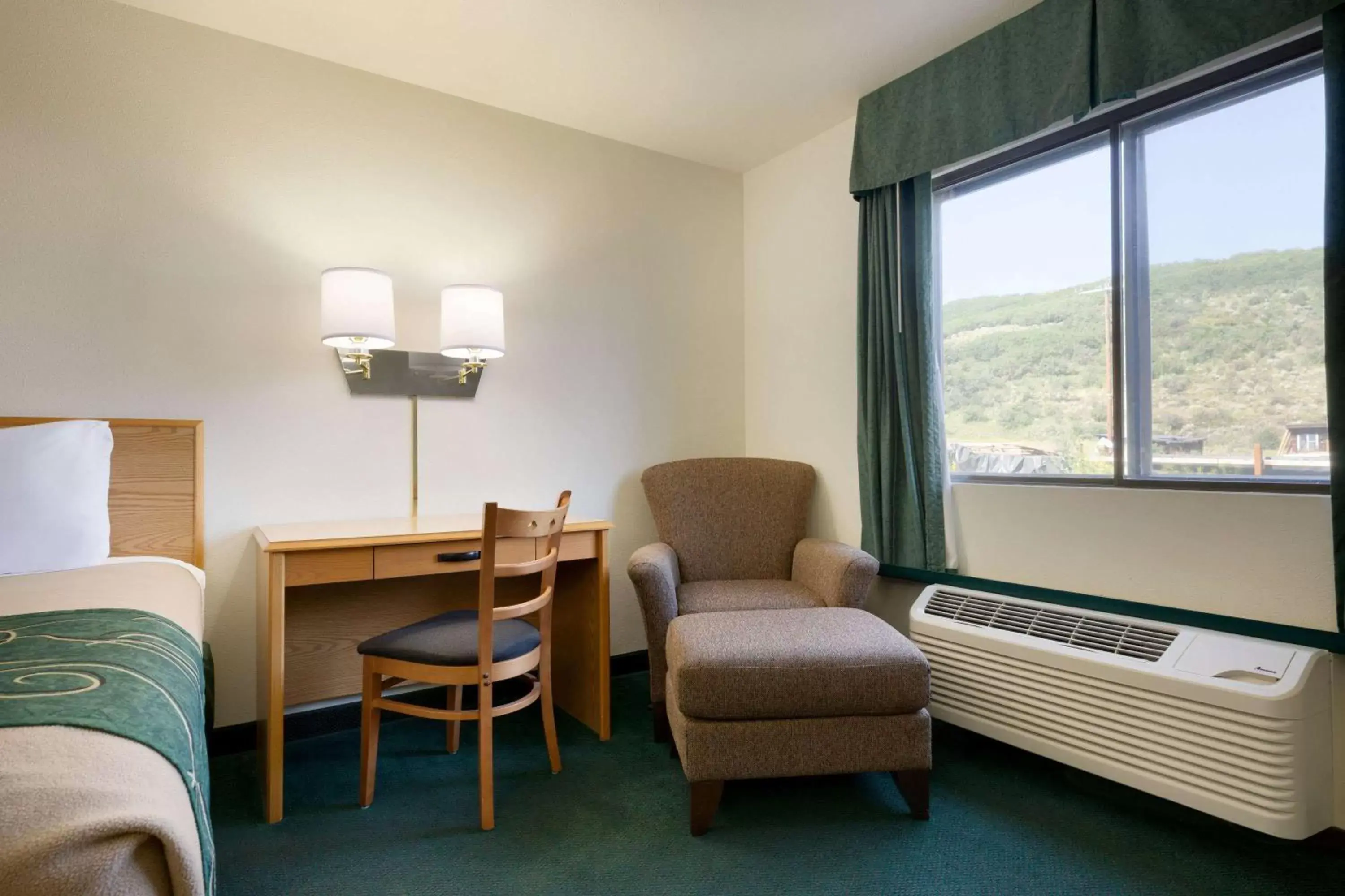 Photo of the whole room, Seating Area in Travelodge by Wyndham Yampa