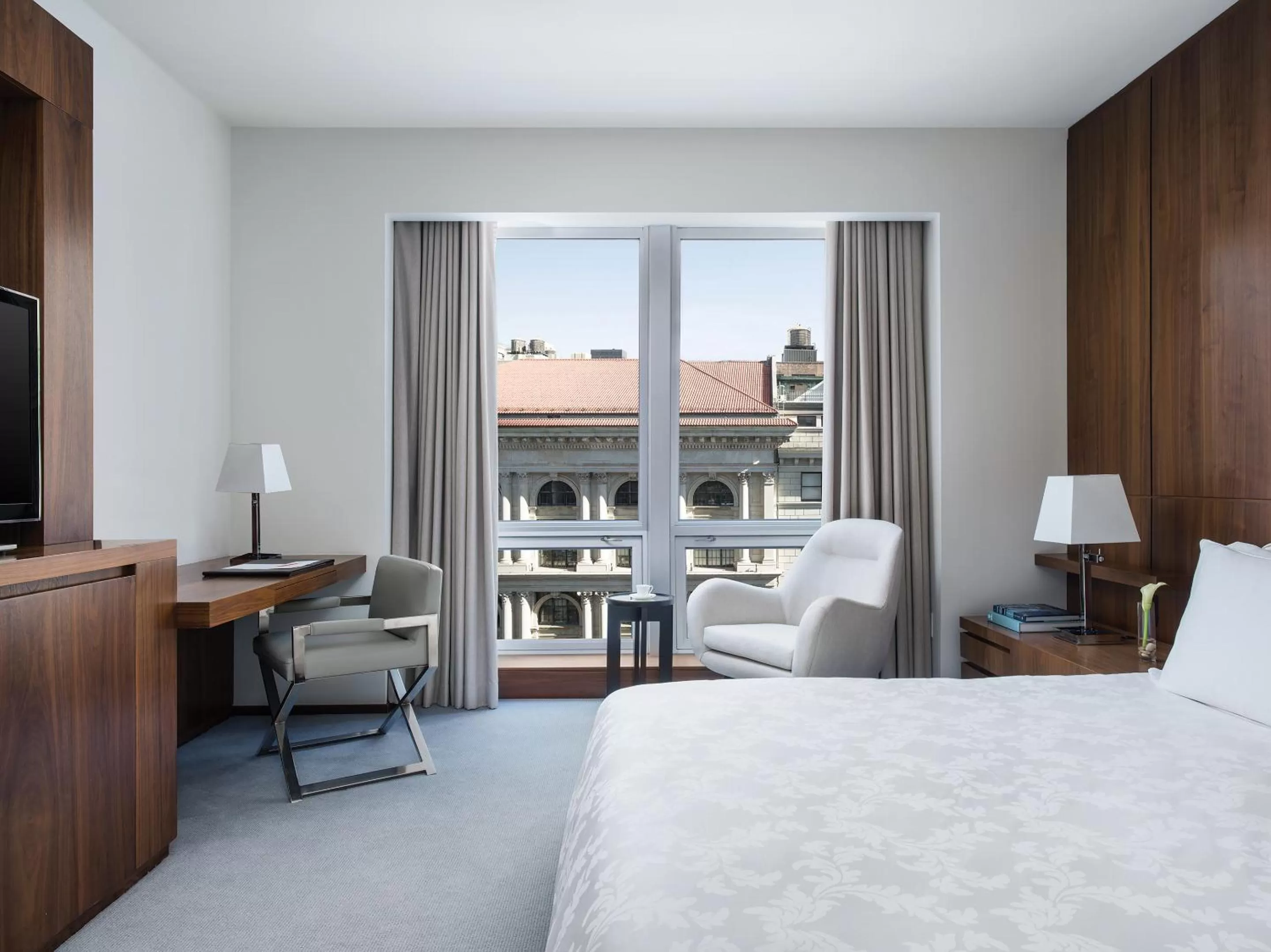 Photo of the whole room, Bed in The Langham, New York, Fifth Avenue