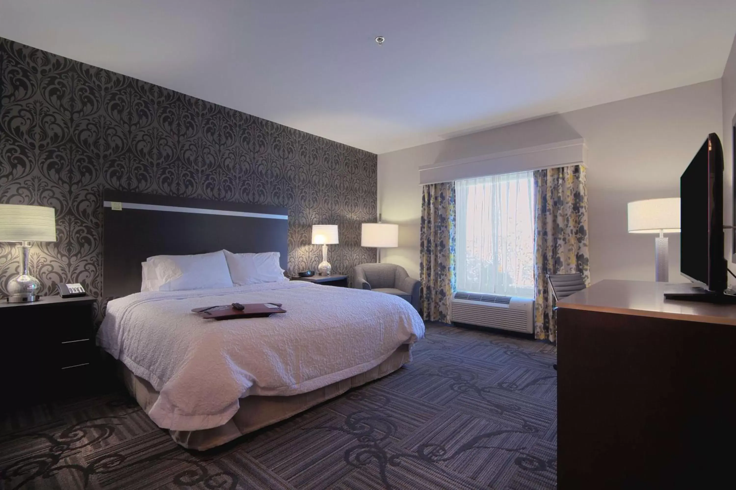 Bed in Hampton Inn & Suites Columbus/University Area