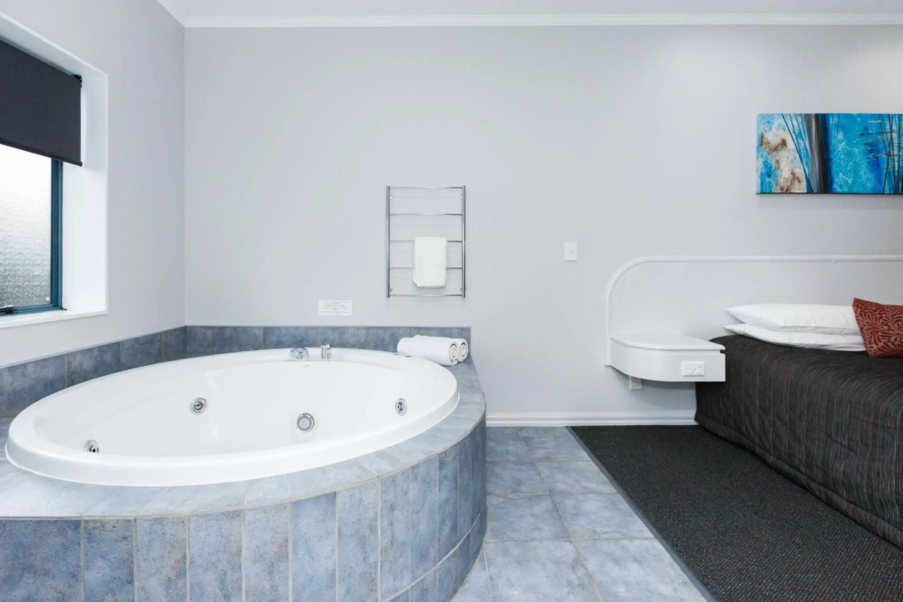 Hot Tub, Bathroom in Aubyn Court Spa Motel