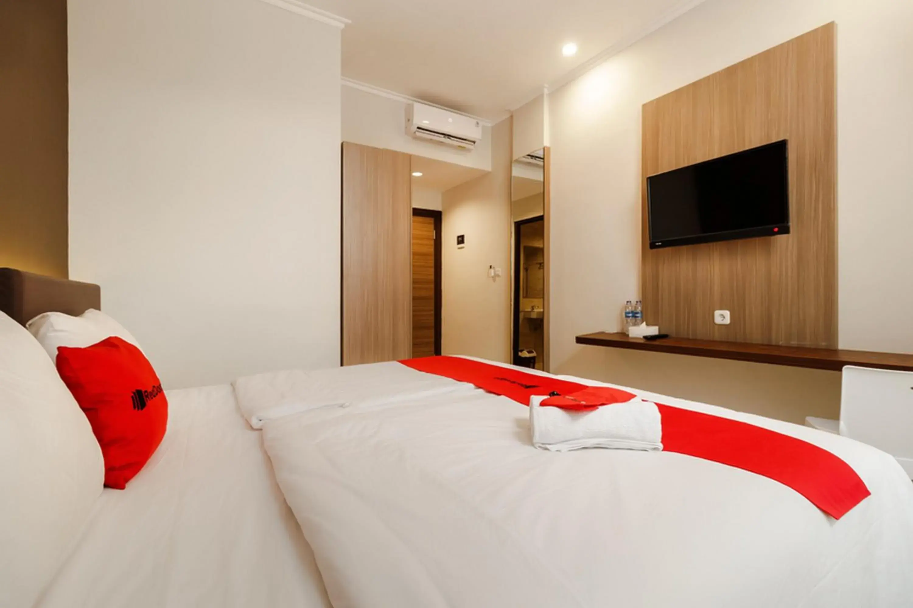 Bedroom, Bed in RedDoorz Plus near Lippo Mall Kemang 2