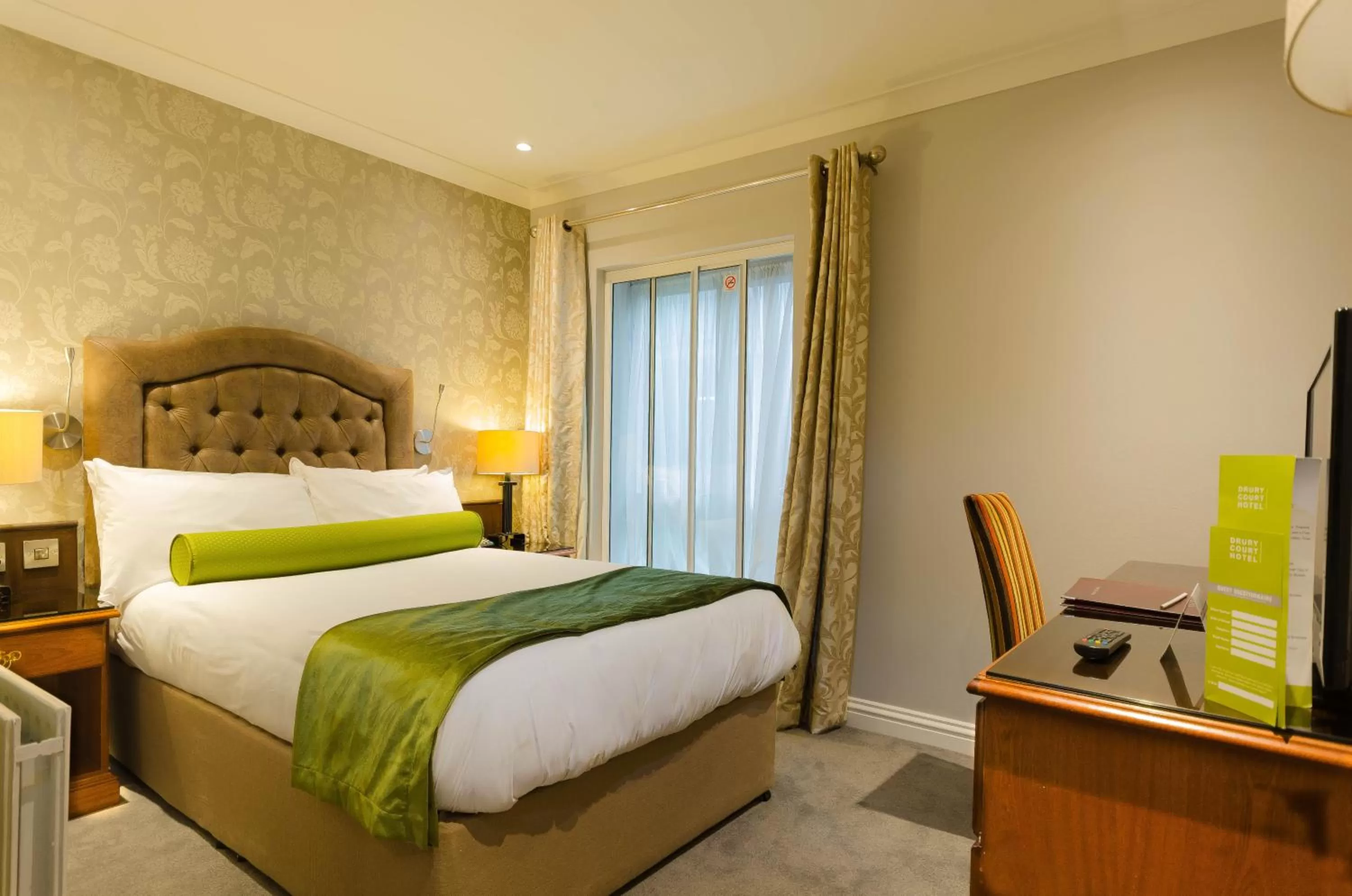 Photo of the whole room, Bed in Drury Court Hotel