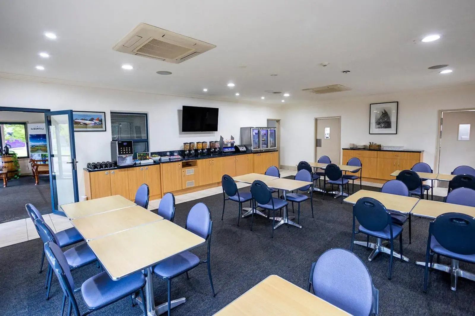 Property building, Restaurant/Places to Eat in Hawkesbury Race Club Motel