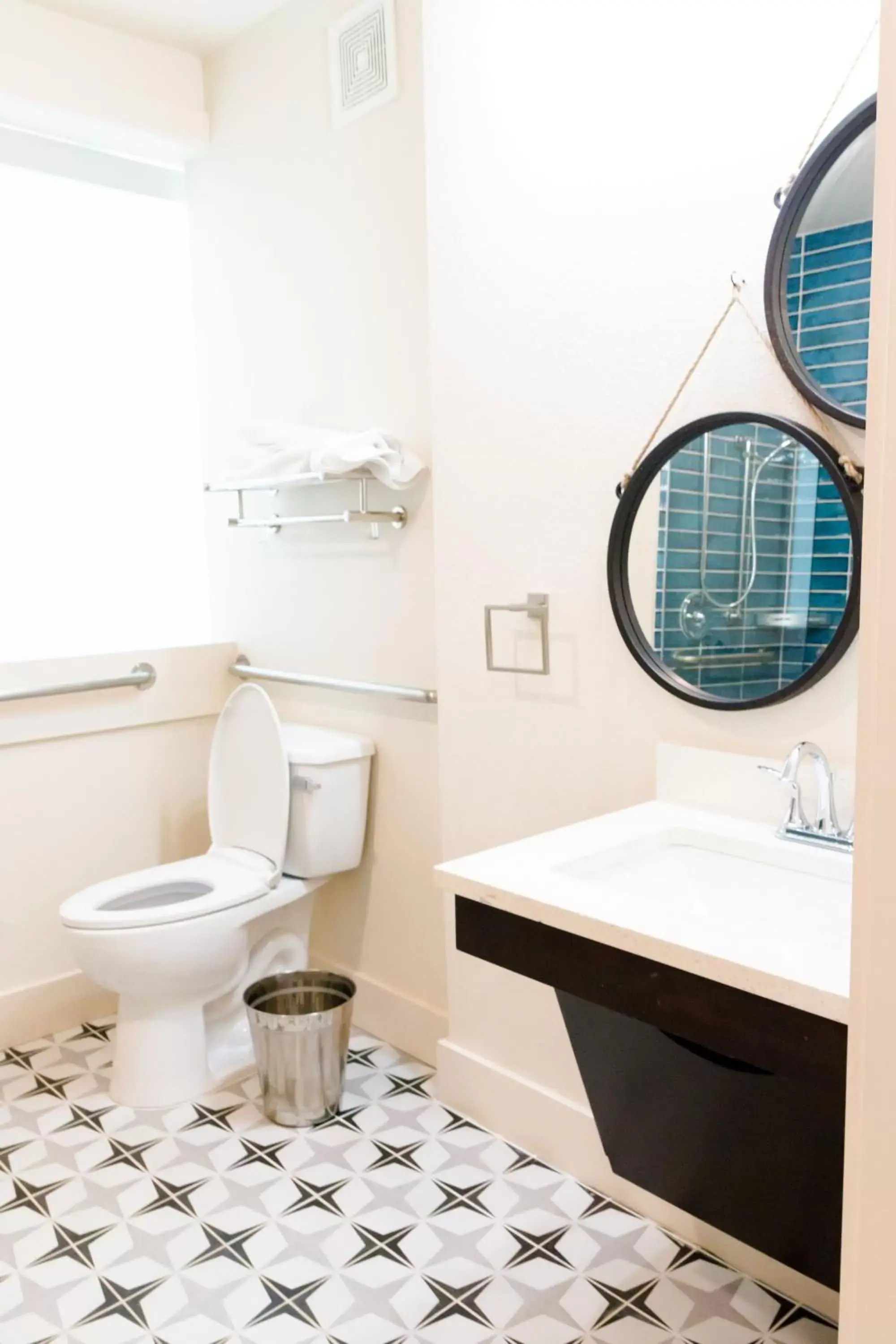 Bathroom in The Bishop Arts Hotel By Bluelofts