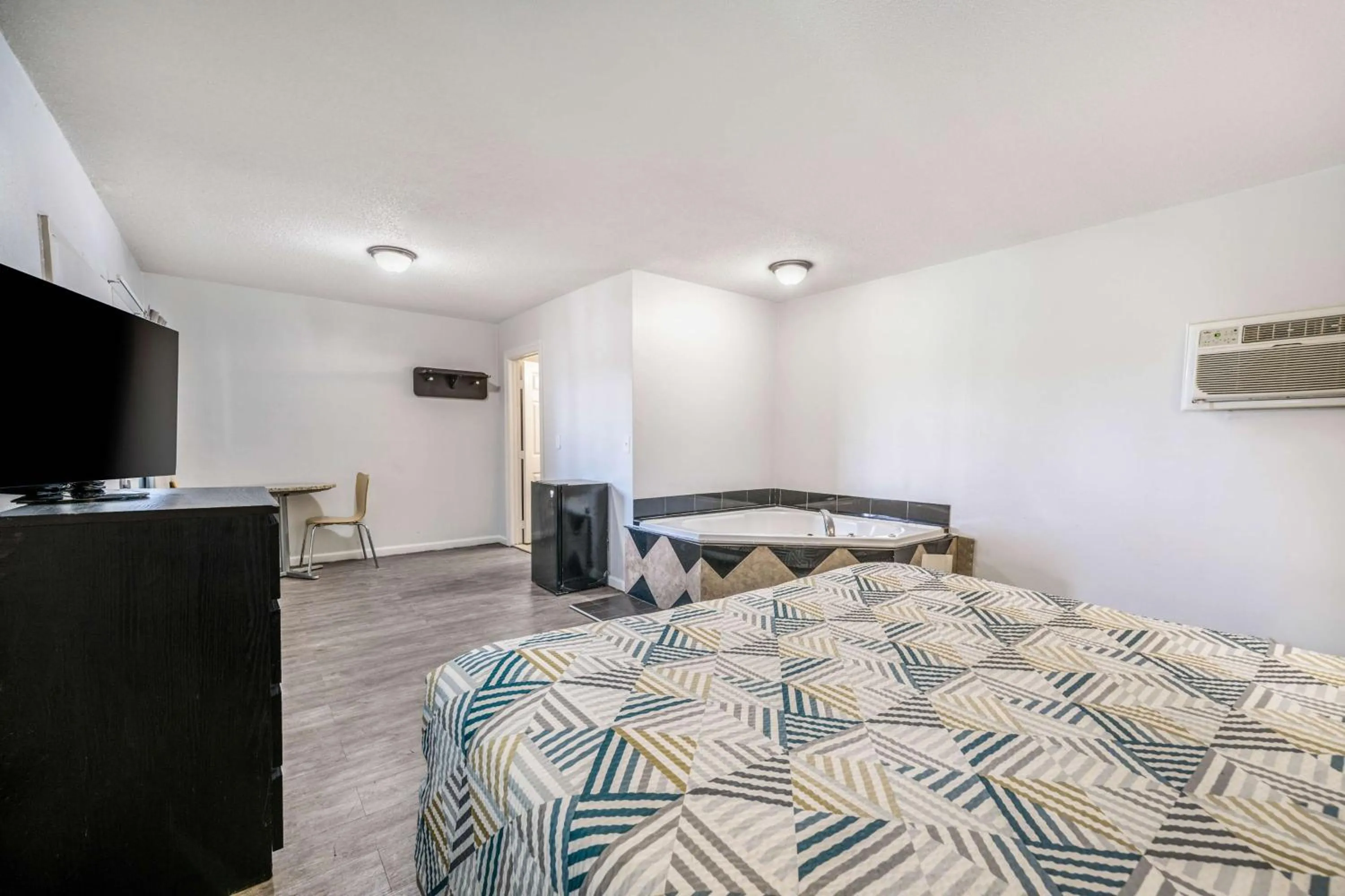 Photo of the whole room, Bed in Motel 6-Toms River, NJ