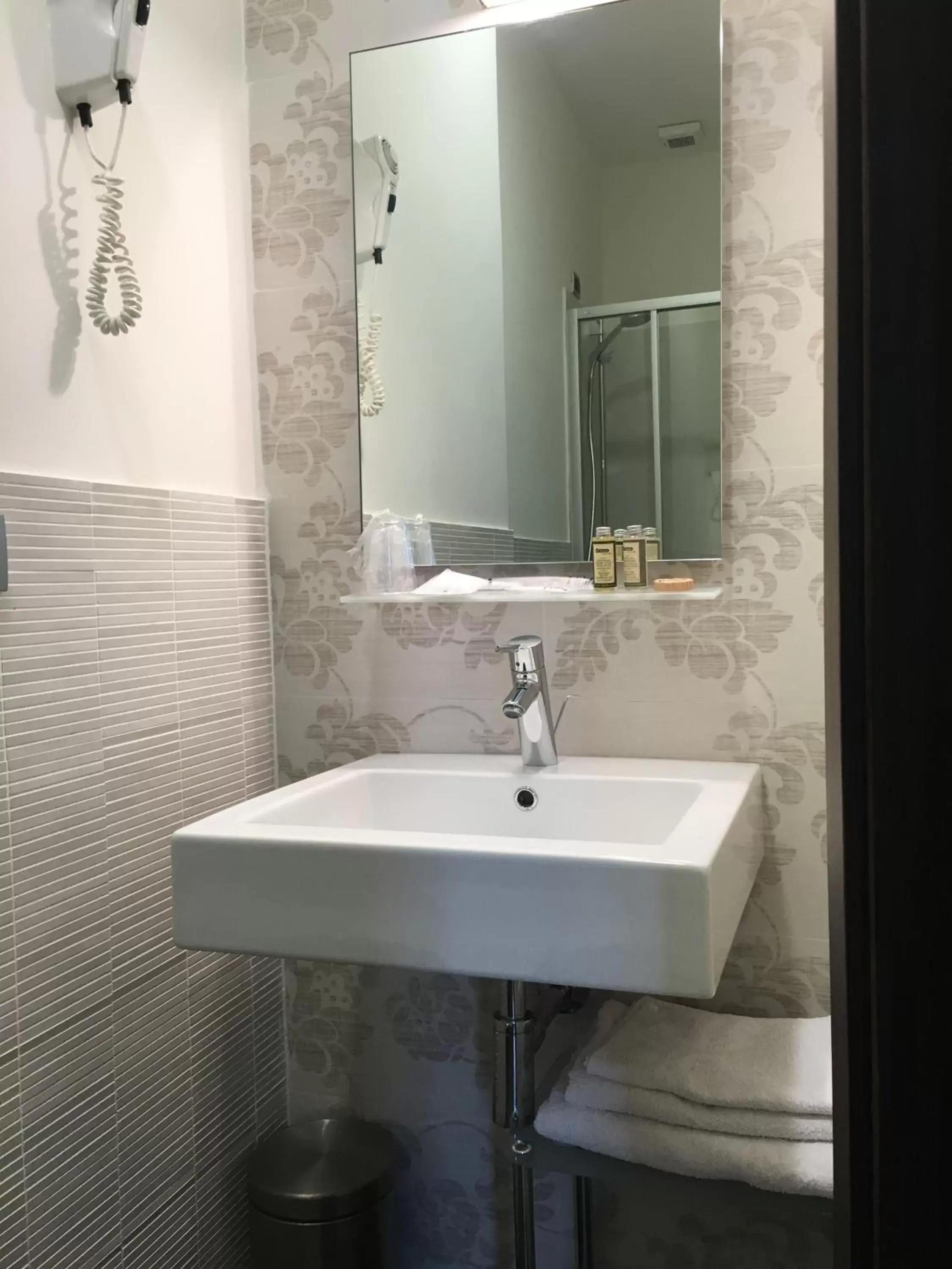 Shower, Bathroom in Tropicana Room